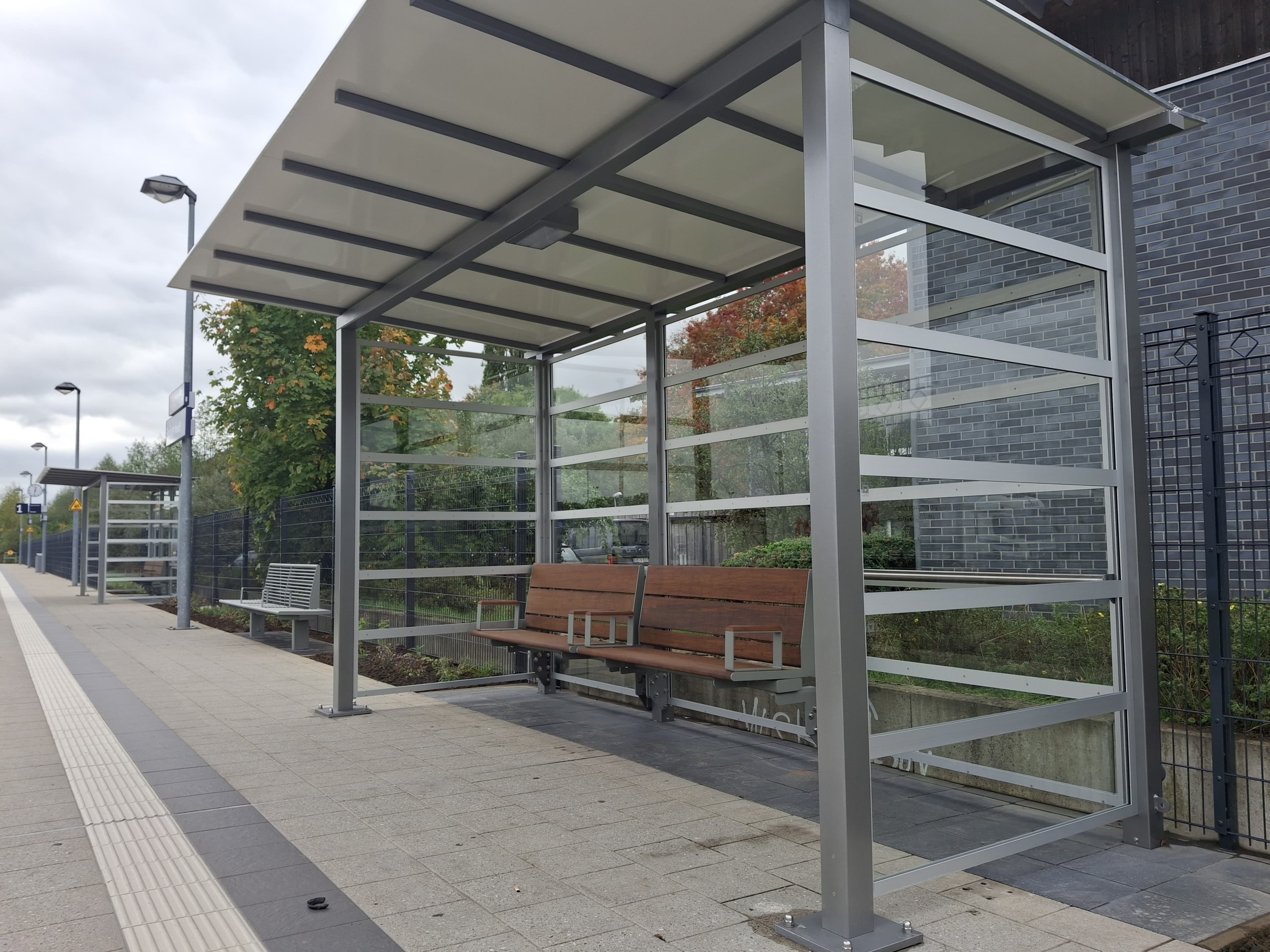 Die neuen lichtdurchlässigen Wetterschutzhäuschen mit seinen modernen Sitzgelegenheiten laden den Reisenden nun zum Verweilen ein.