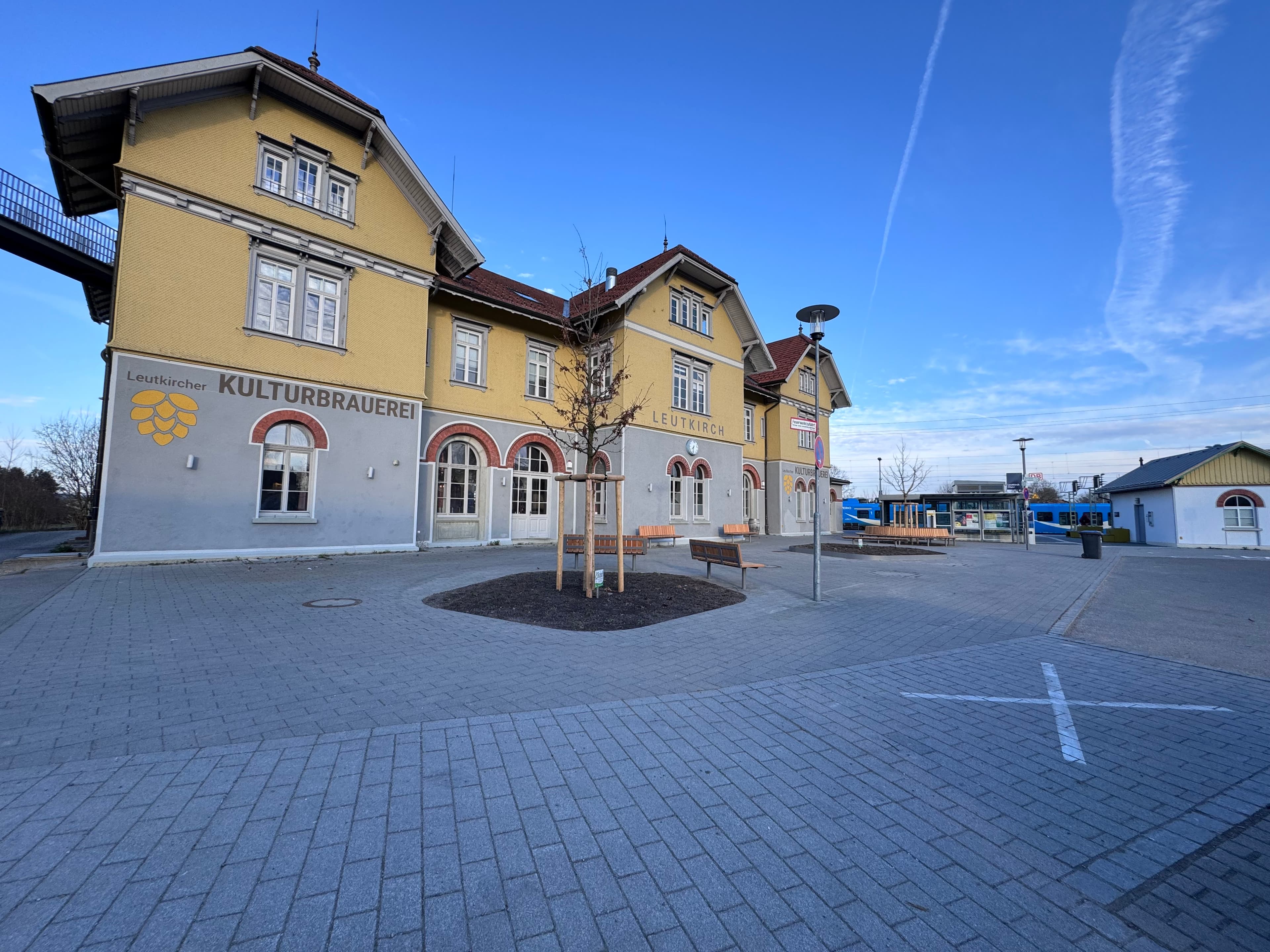 Neugestalteter Bahnhofsvorplatz des Bahnhofs Leutkirch.