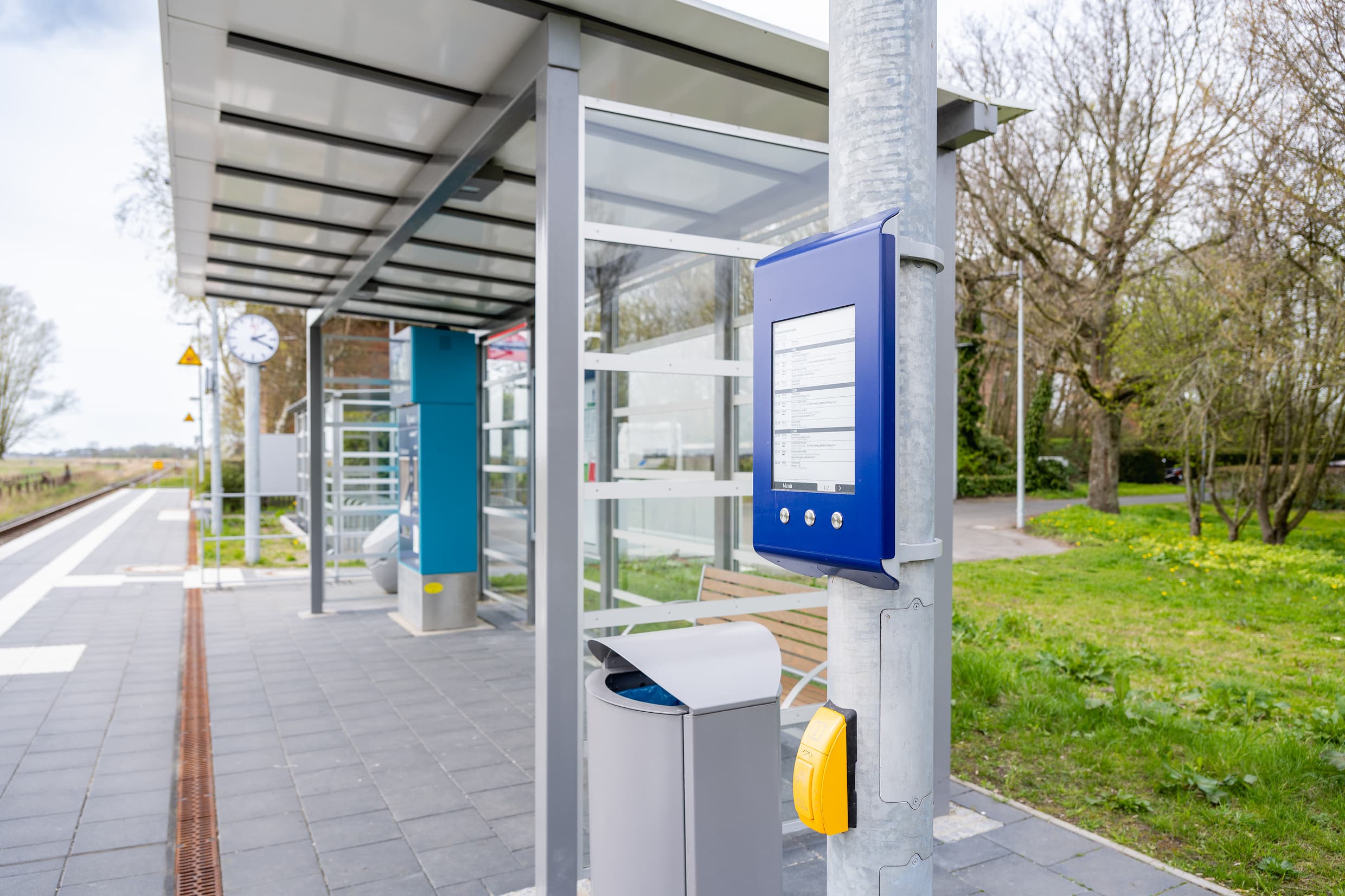 DAB am Bahnsteig.