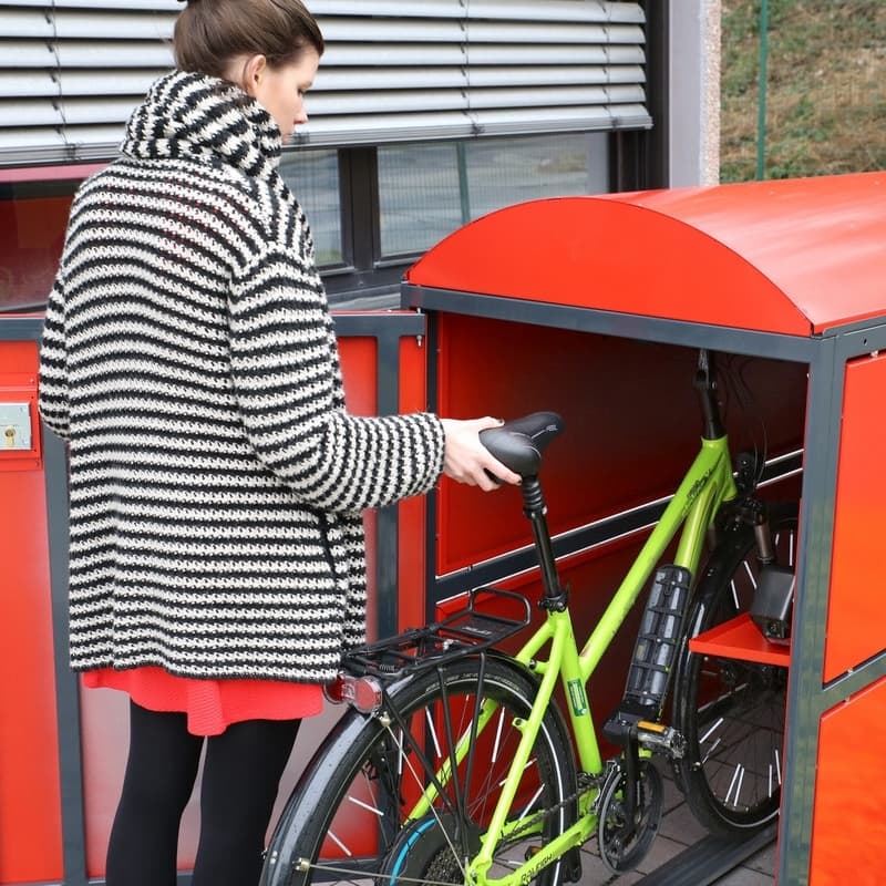 Most bike boxes at the station have a power connection for charging e-bikes and pedelecs.