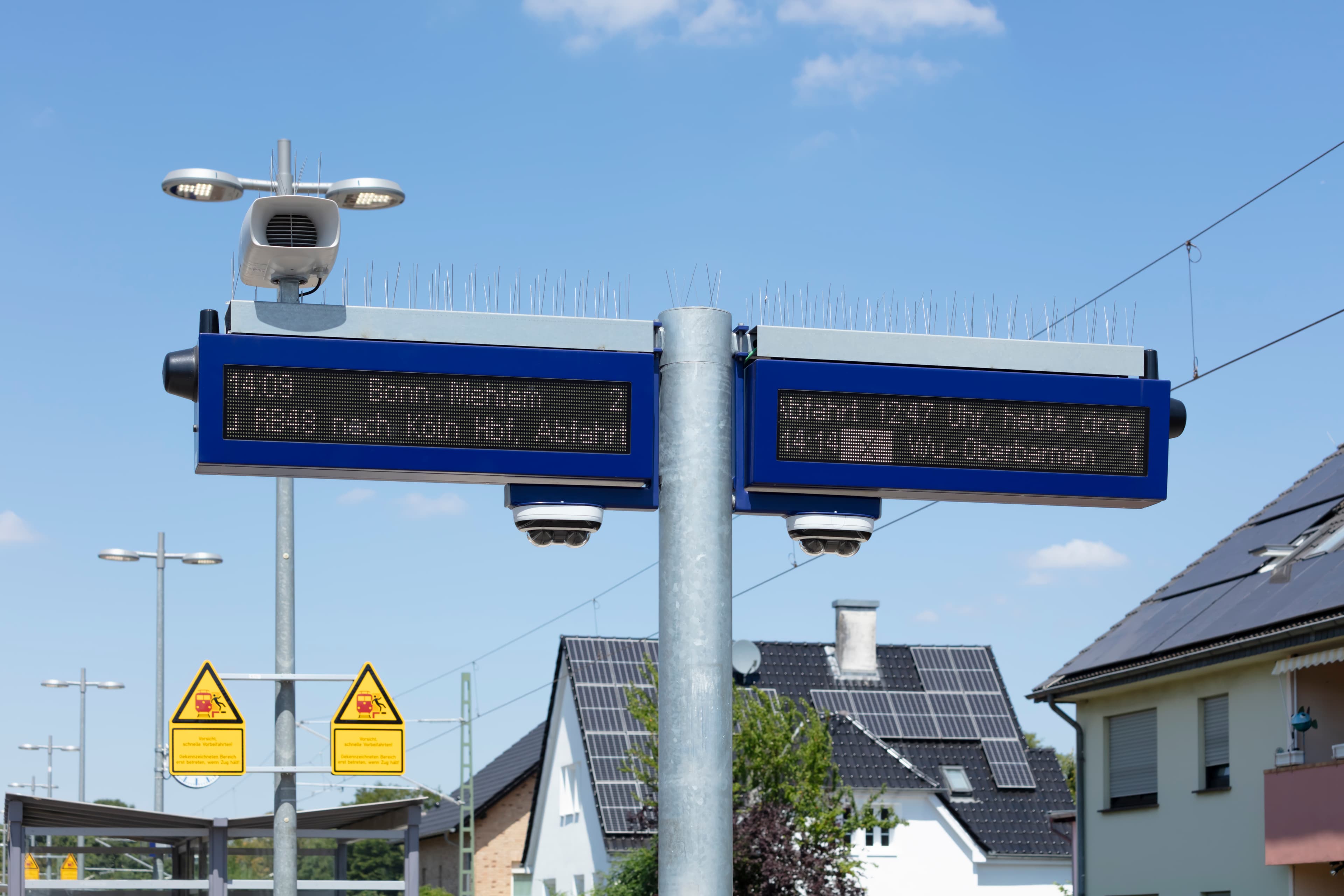 Zweizeiliger dynamischer Schriftanzeiger am Bahnsteig.