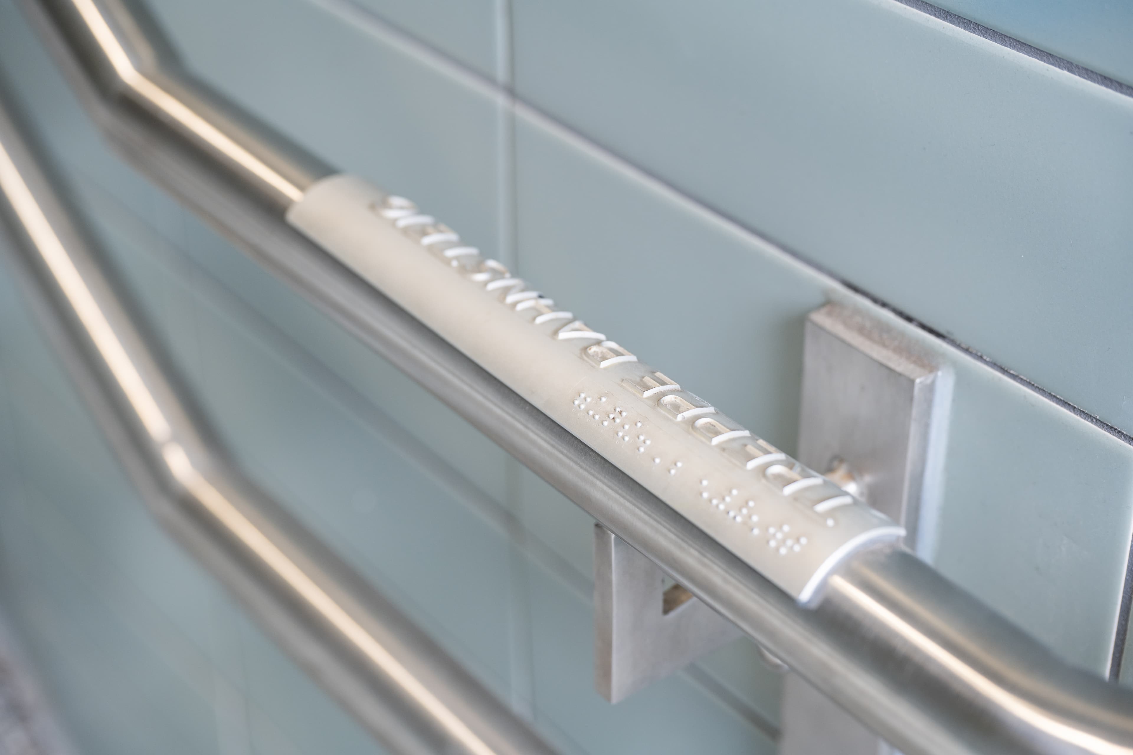 Nahaufnahme des neuen taktilen Leitsystems an den Handläufen.