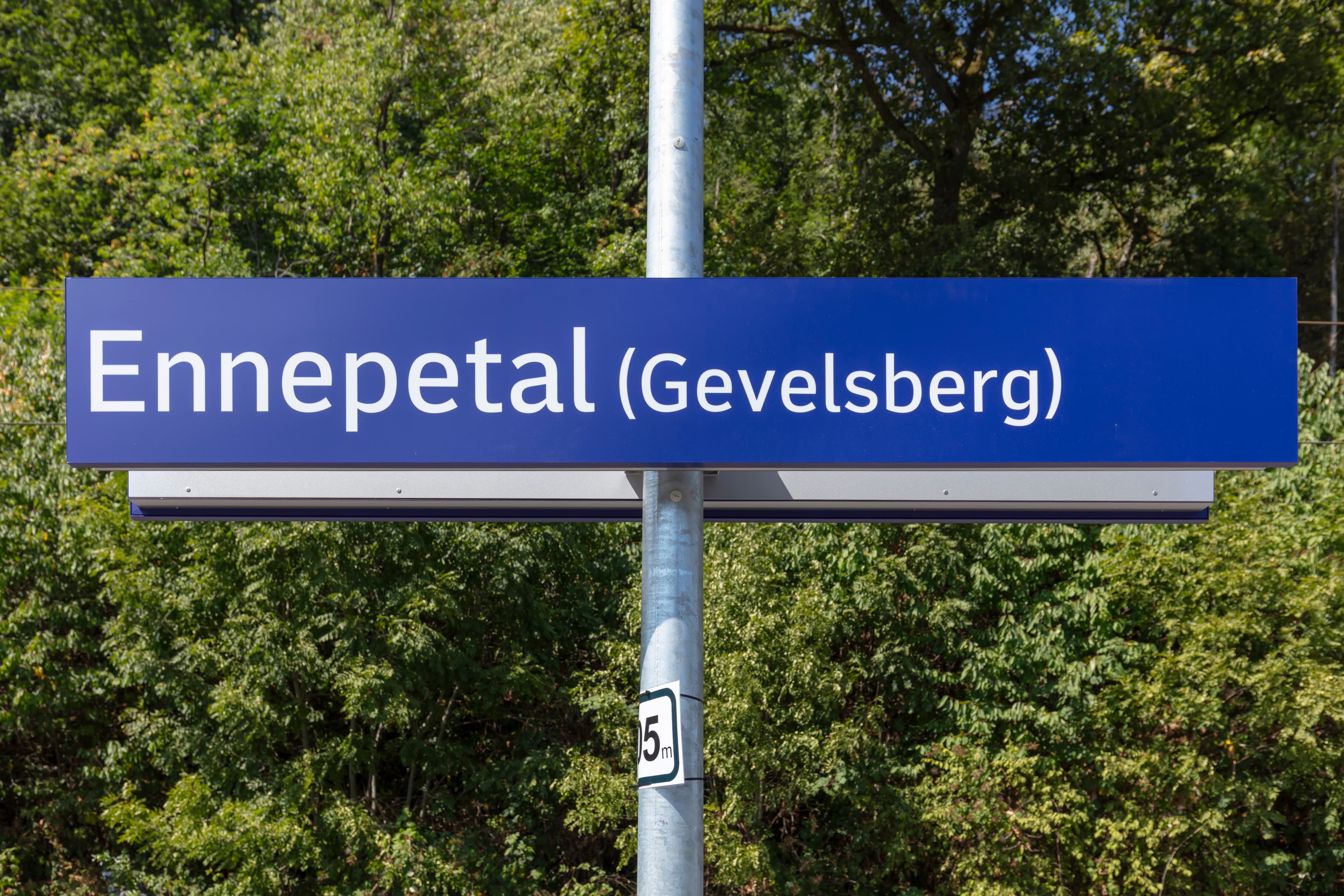 Neue Bahnhofsnamensschild.