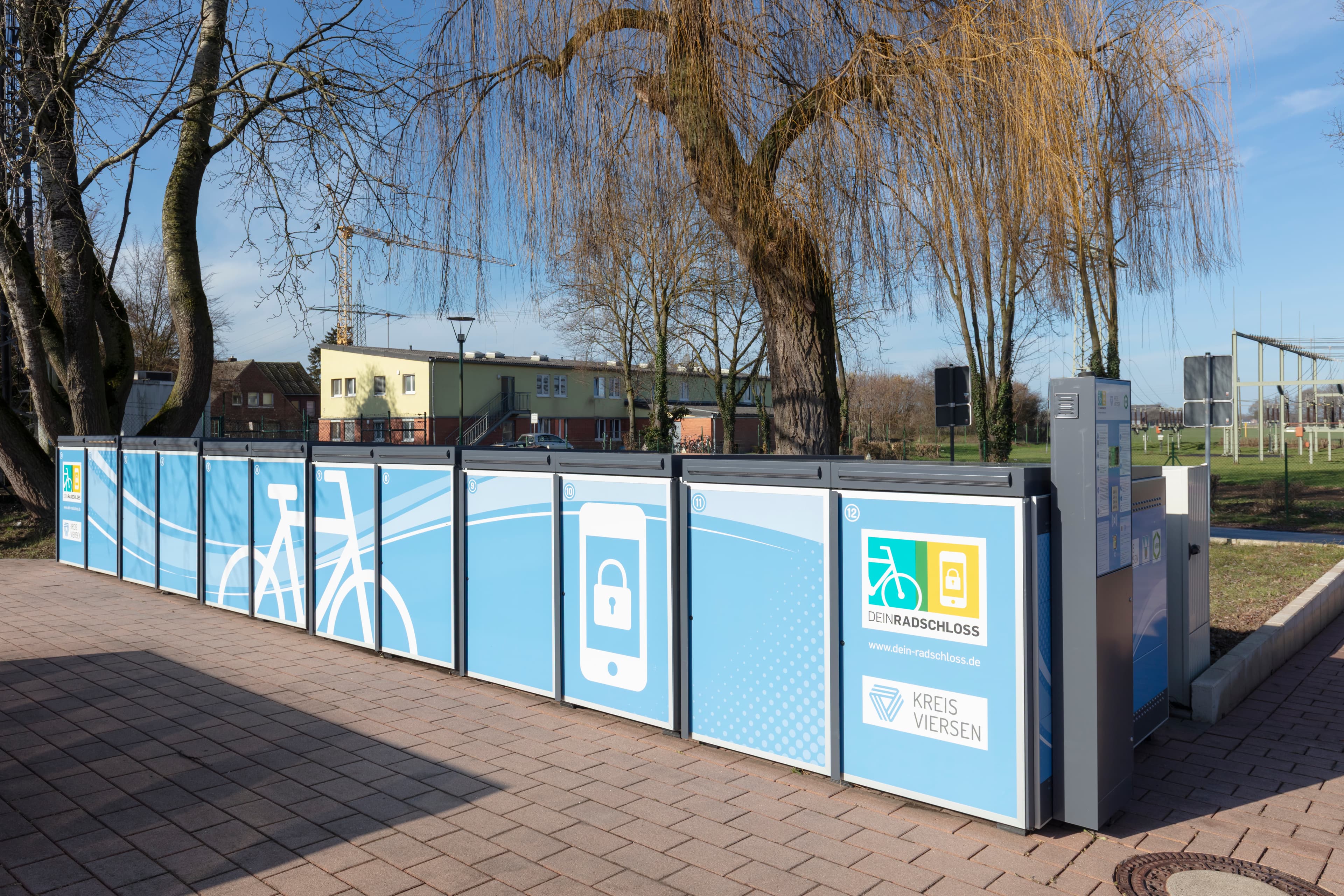 Detailaufnahme blaue Fahrradabstellboxen.