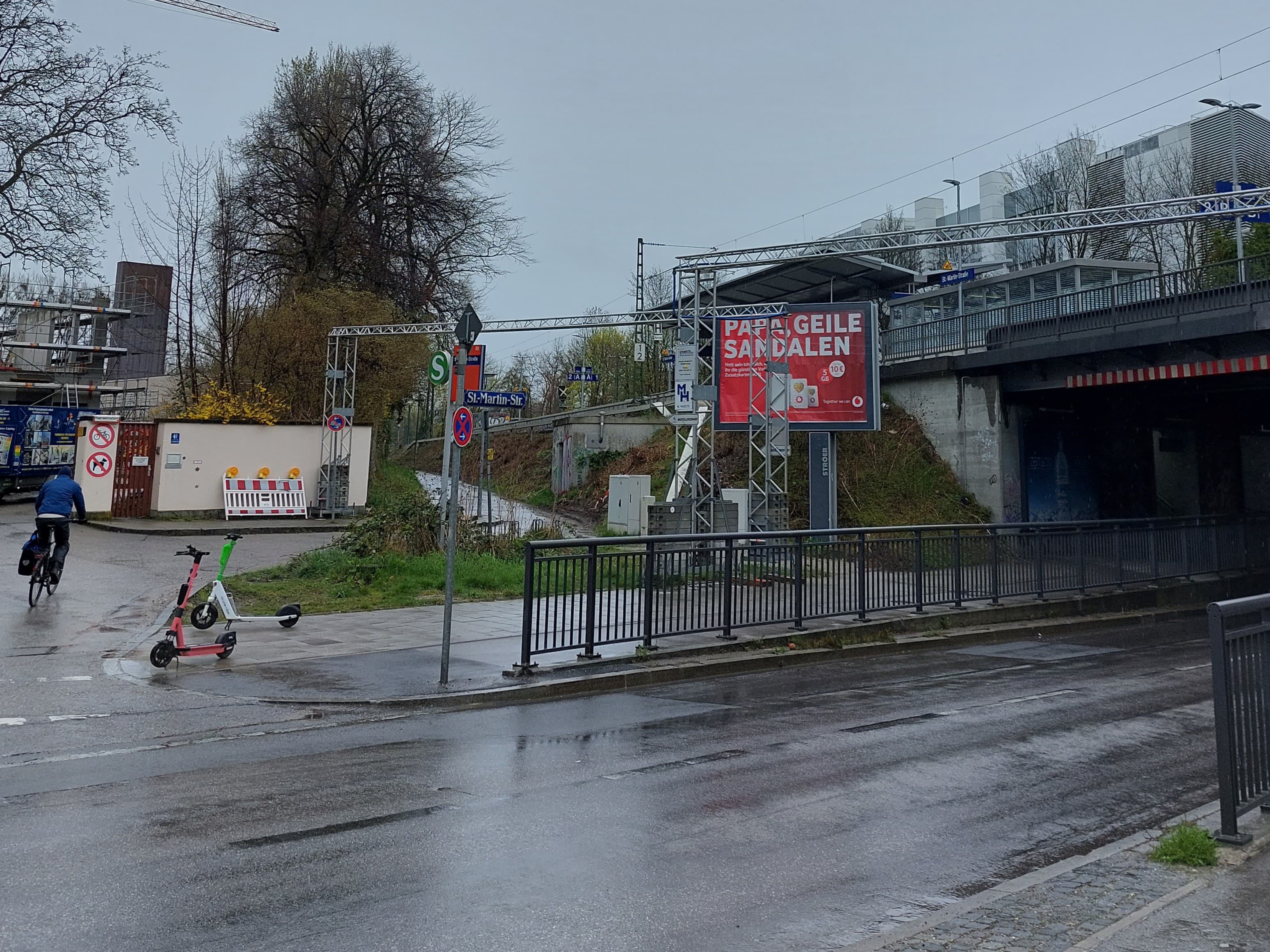 Blick auf das karge Bahnhofsumfeld vor der Entwicklung zum Zukunftsbahnhof.