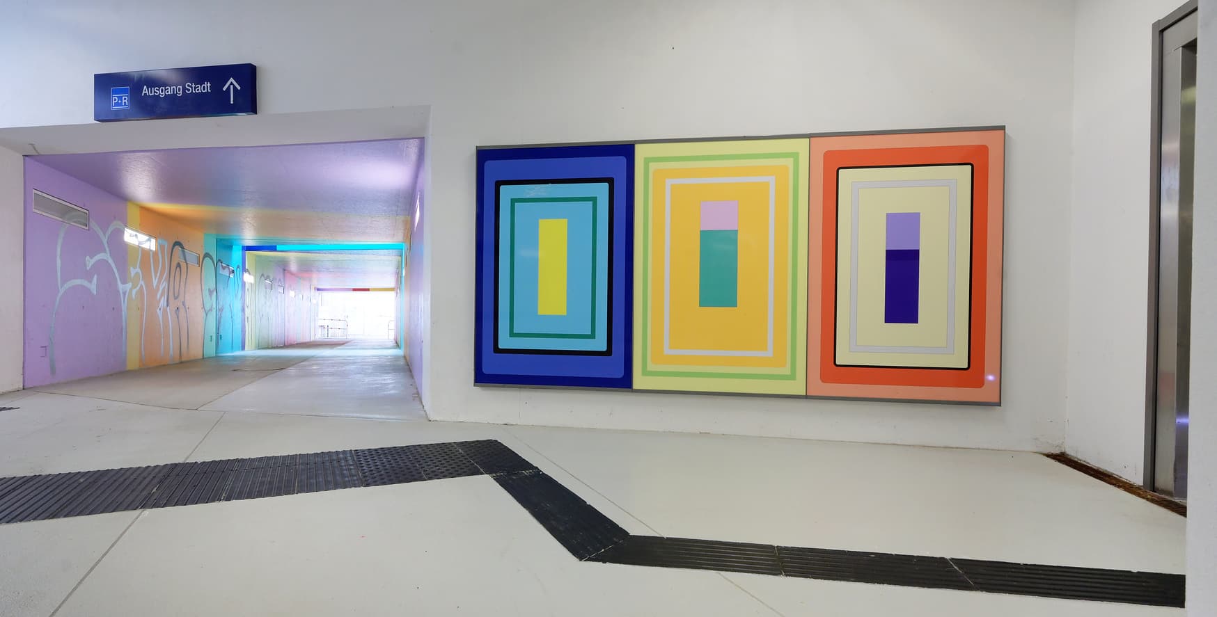 Zu sehen ist der Tunnel das Bahnhofs Flöha mit farbigen Wänden. 