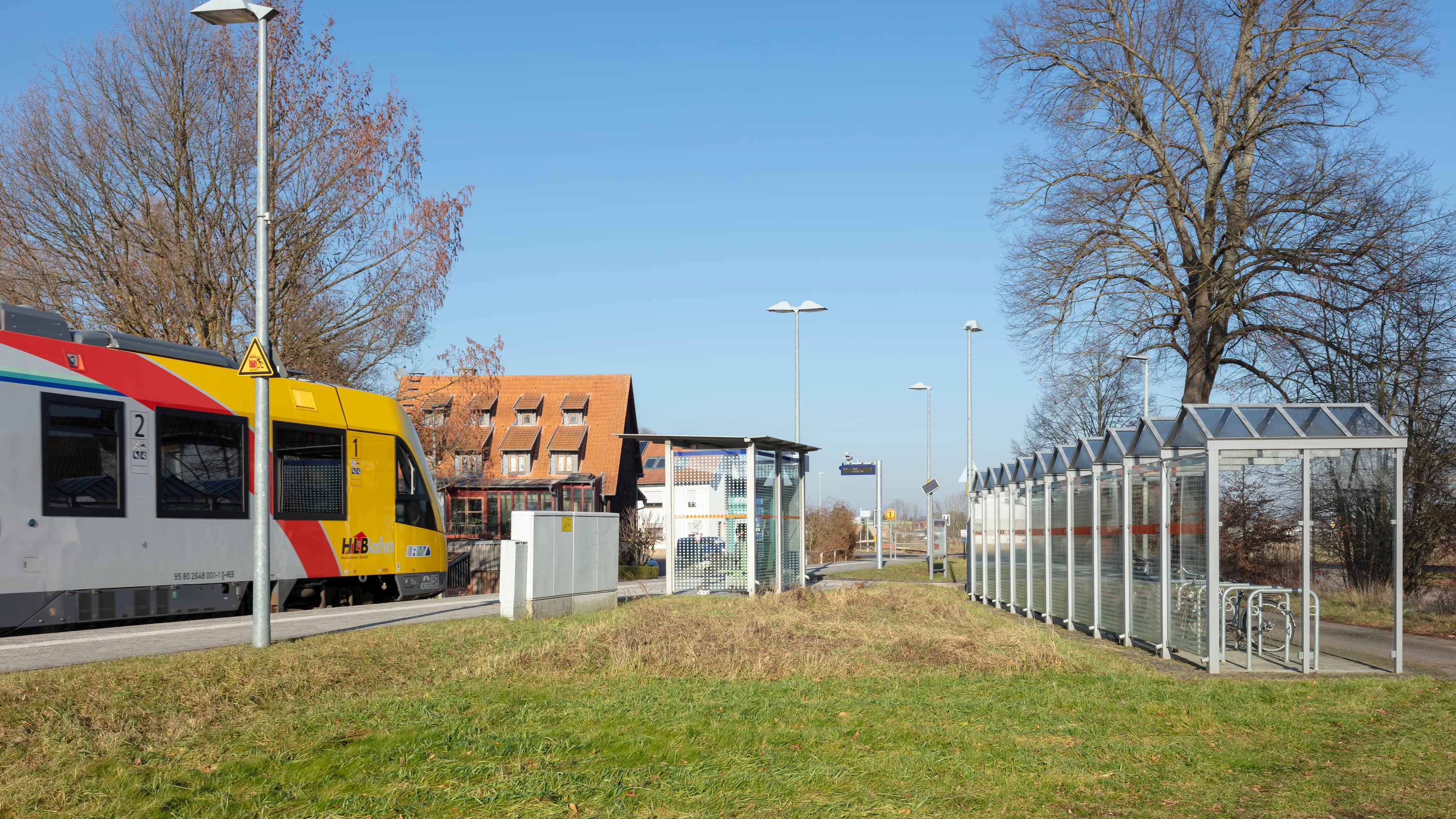 Bahnsteig mit einfahrendem Zug.
