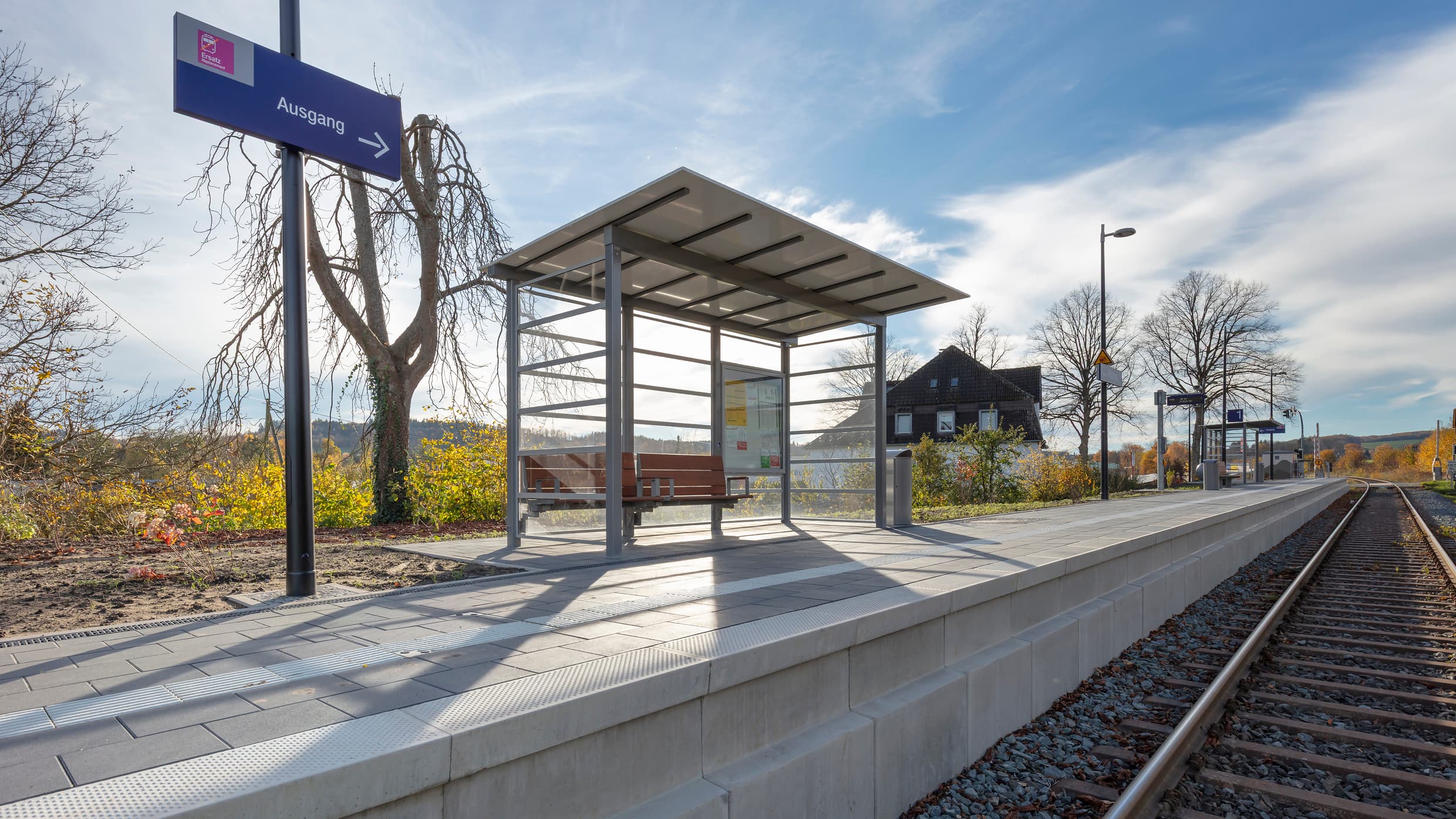 Moderne Wetterschutzhäuschen mit bequemen Sitzgelegenheiten.