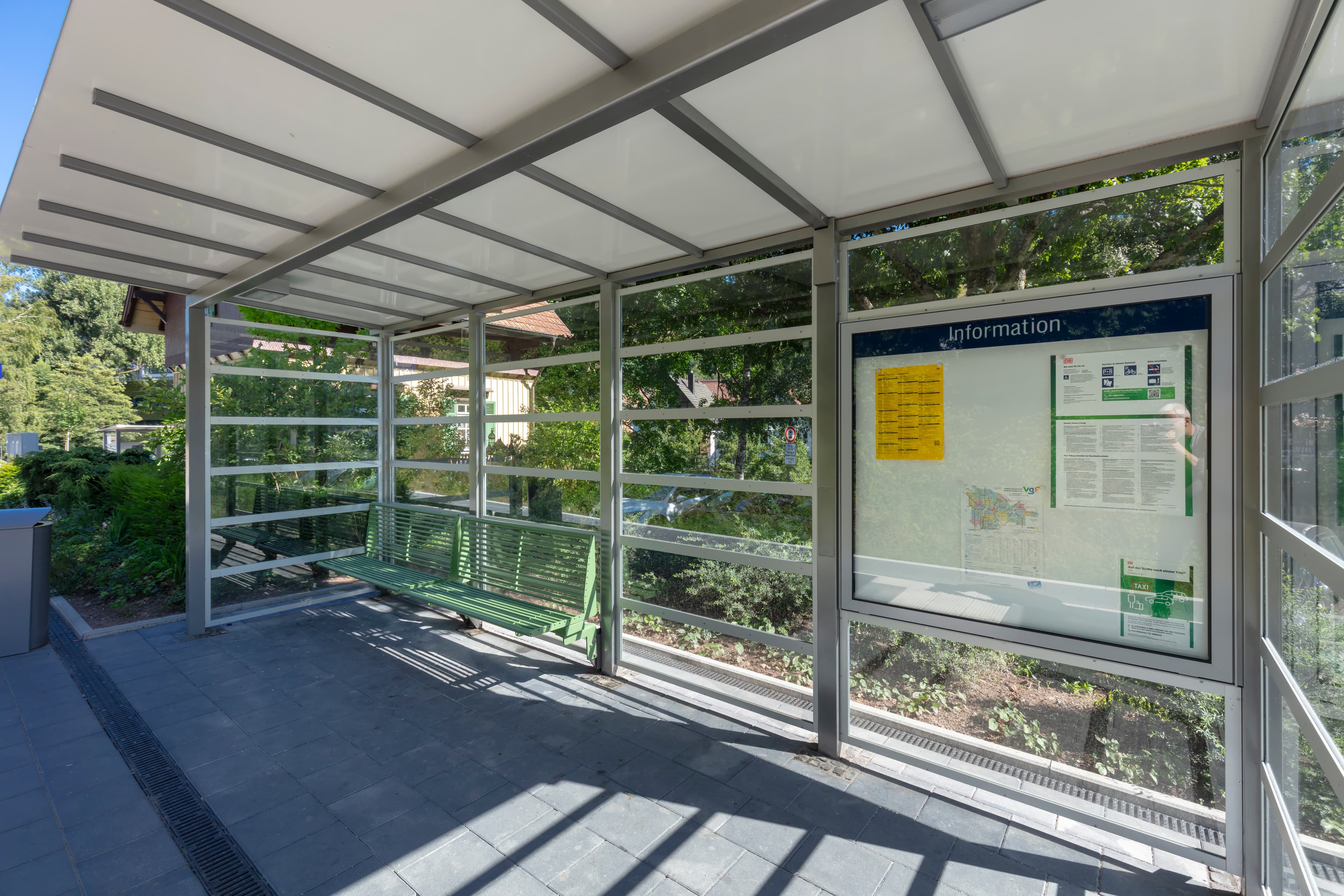 Ein volltransparentes Wetterschutzhäuschen am Bahnsteig