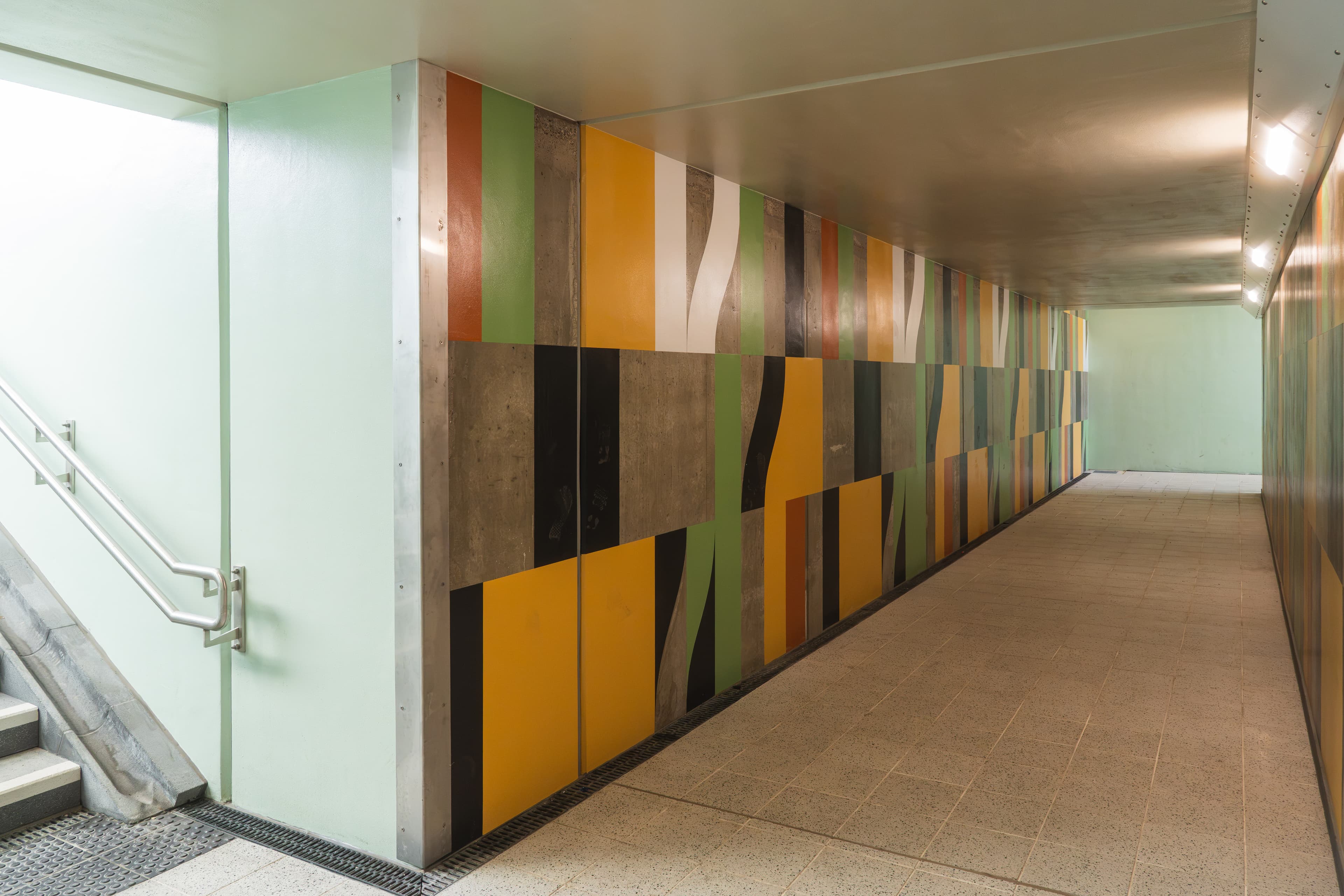 Der Fußgängertunnel mit der farbenfrohen Gestaltung. 