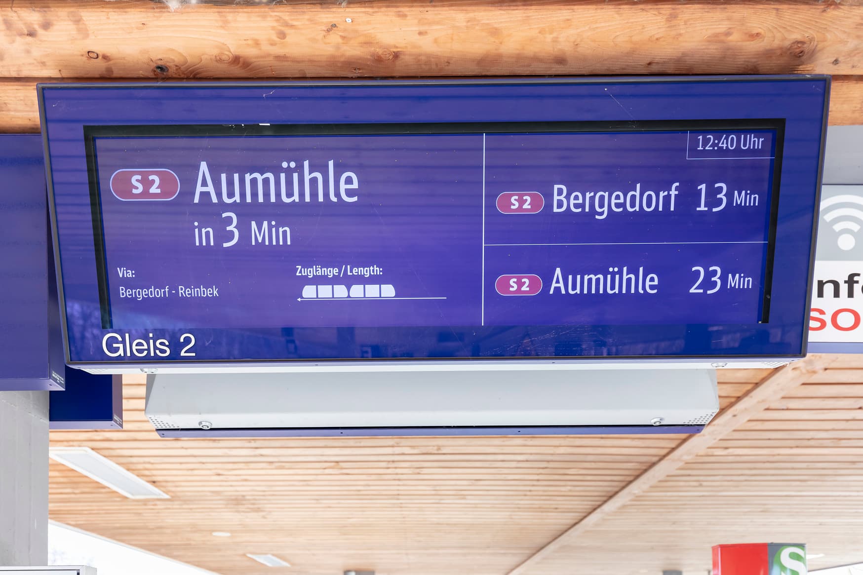 Der ZugInfoMonitor unter dem Bahnsteigdach an Gleis 2.