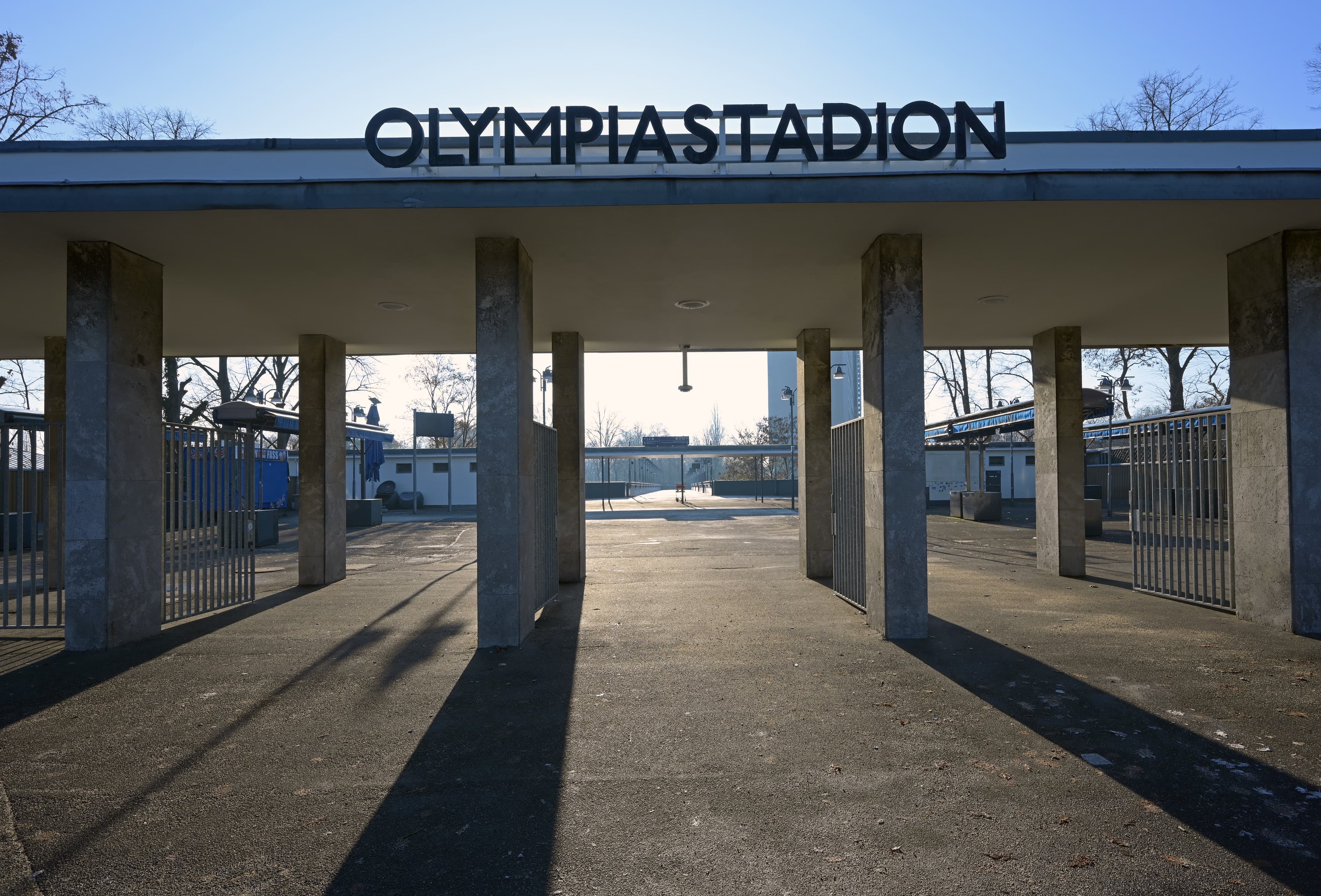 Der Blick auf die Eventterrasse Ostausgang des Bahnhofs Berlin Olympiastadion