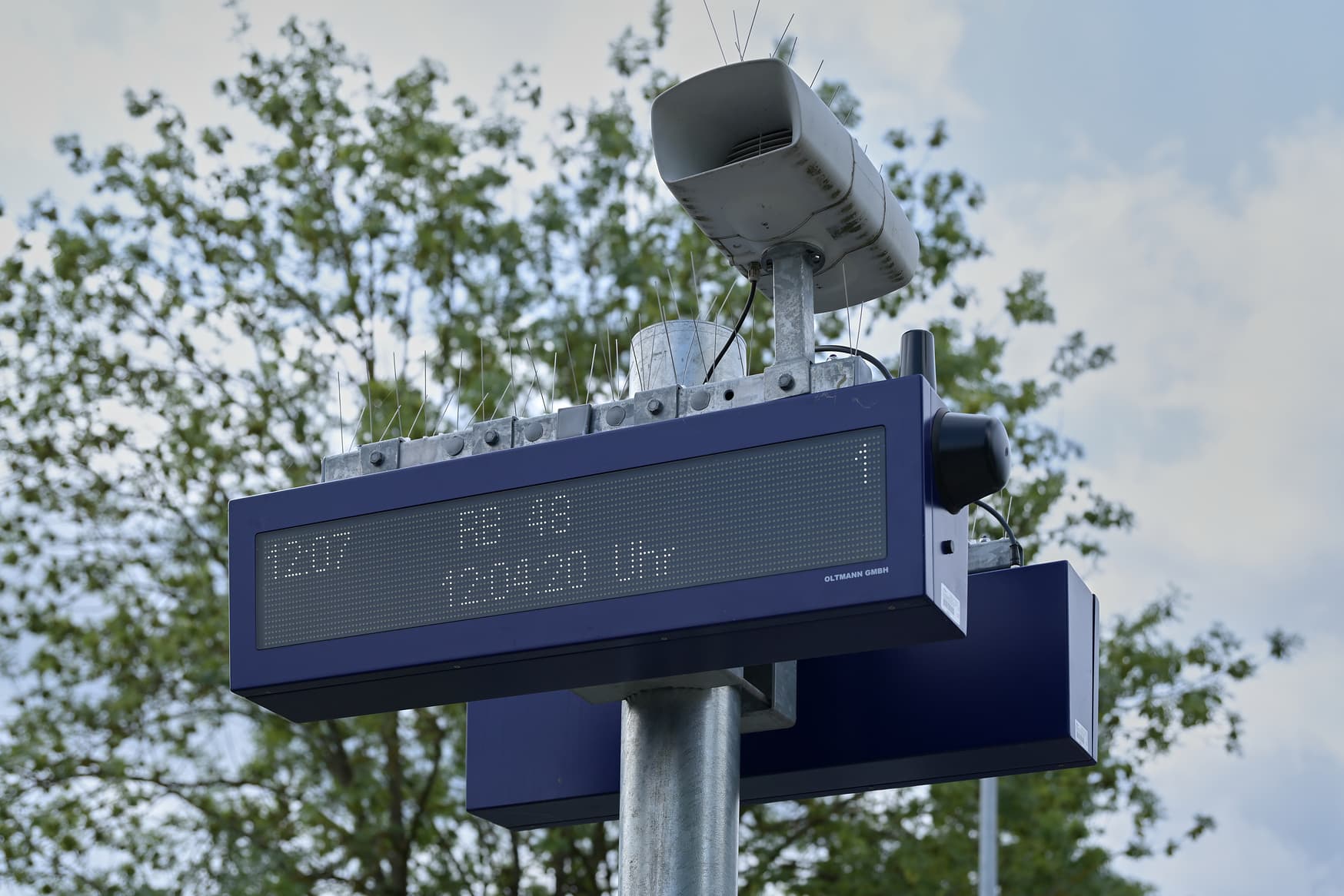 Zweizeiliger digitaler Anzeiger für alle Abfahrten