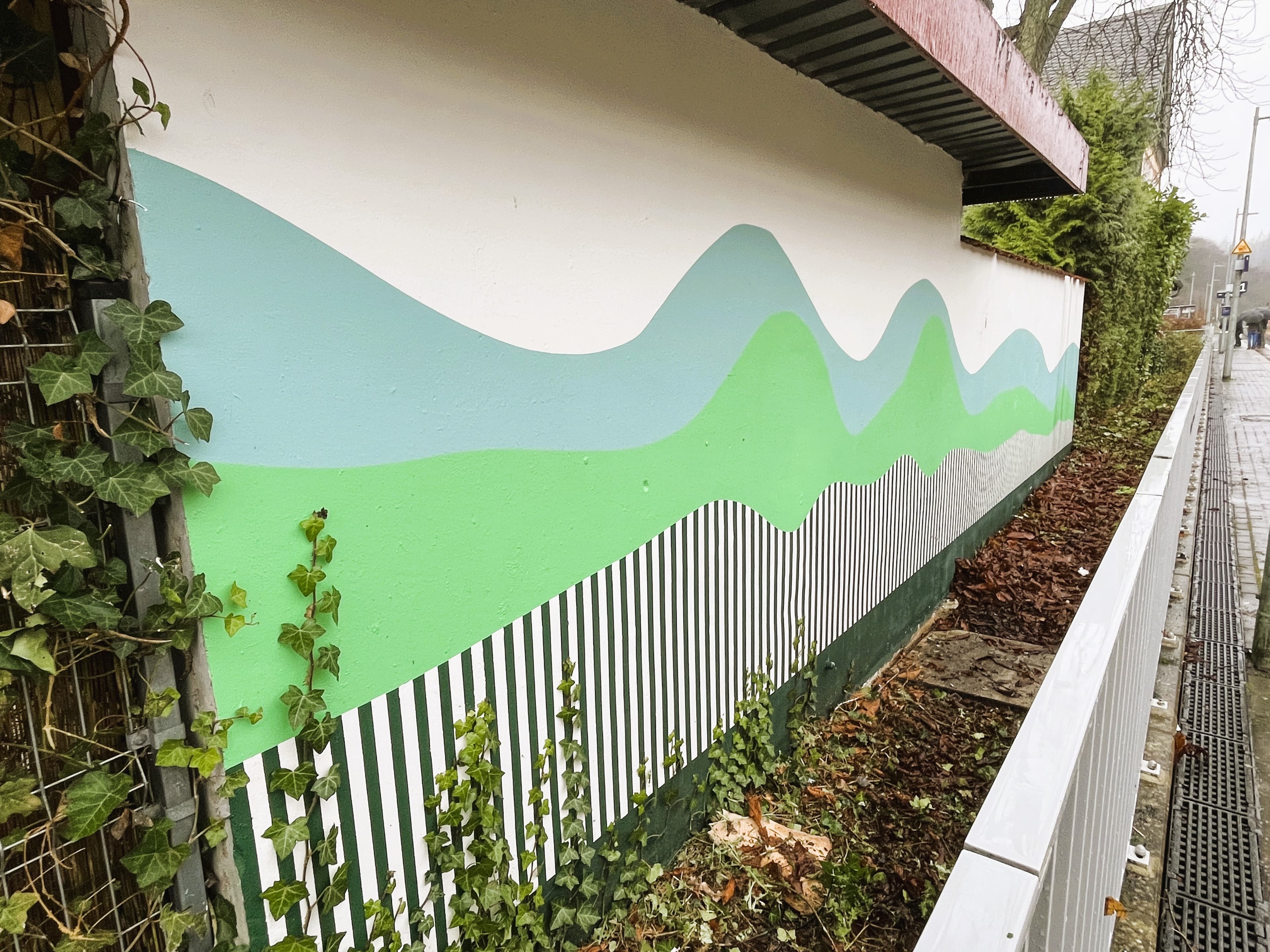 Die angrenzende Wand mit frischem Anstrich.