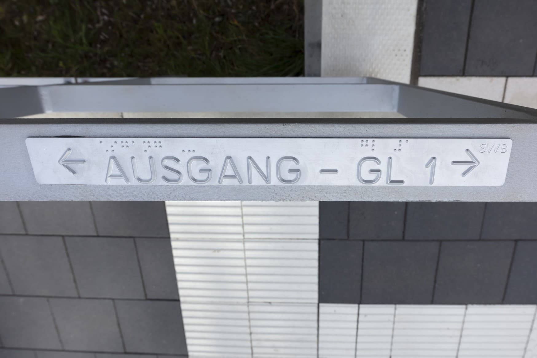 ein taktiles Handlaufschild am Bahnsteigzugang am Bahnhof Jarrenwisch