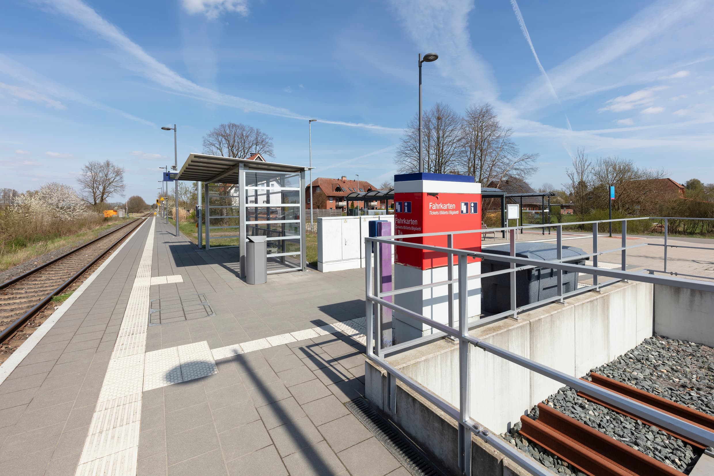 Bahnhofsvorplatz und den Bahnsteigzugang am Bahnhof Knesebeck.