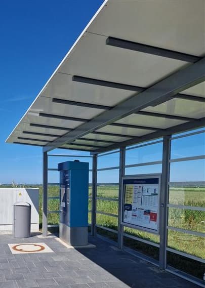 Im bereits 2024 geschaffenen neuen Wartebereich hängt eine ergänzende Vitrine.