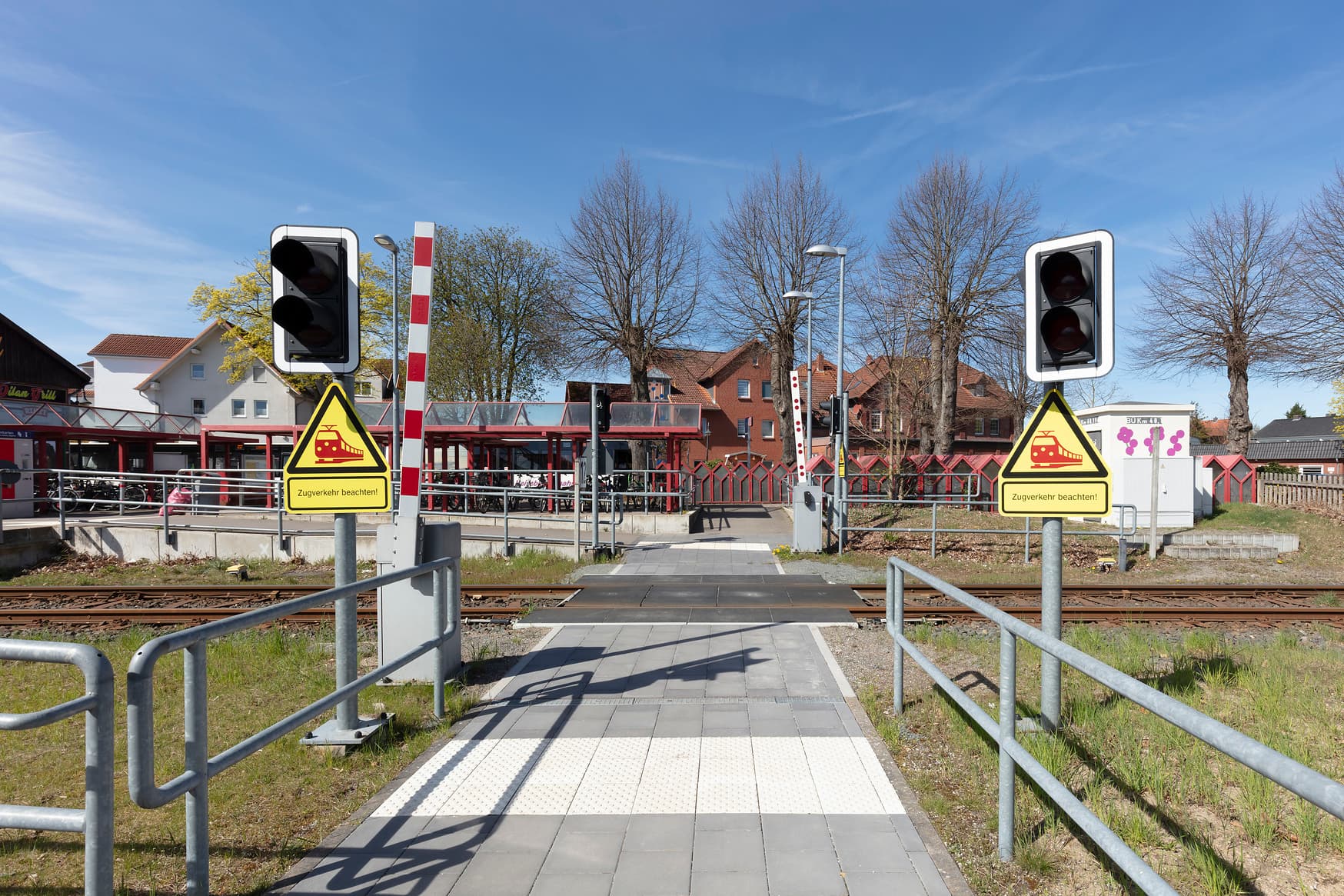 Blick auf einen Bahnübergang.