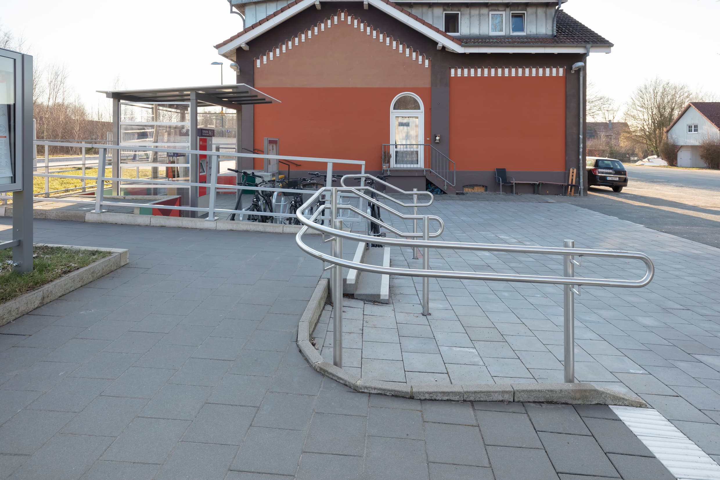 Bahnhofsvorplatz mit Fahrradabstellanlage am Bahnhof Visselhövede.