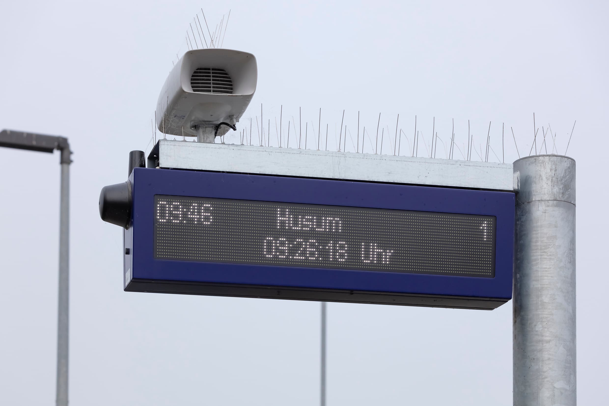 Zugzielanzeiger am Bahnsteig.