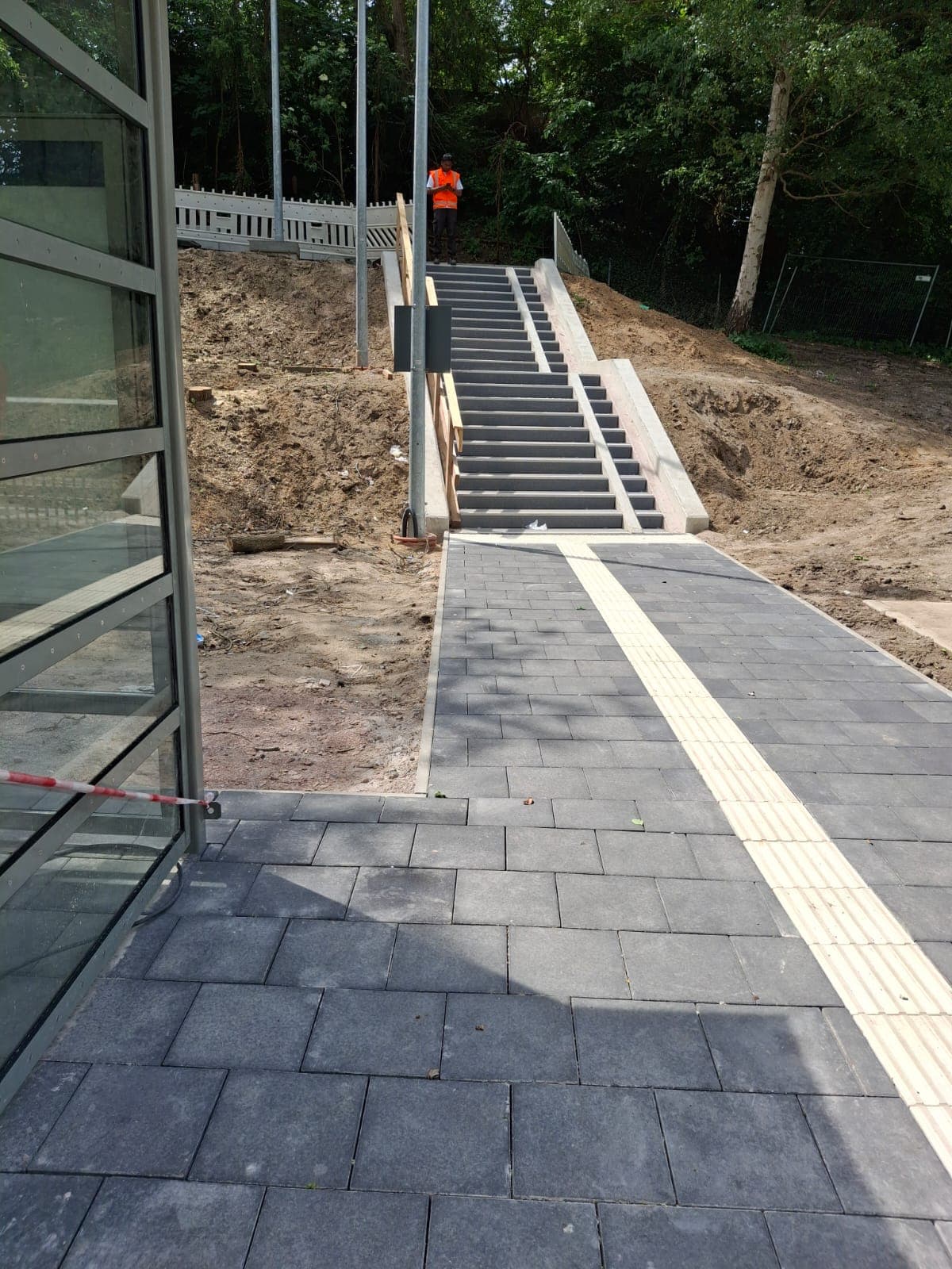 Bahnsteigzugang mit Treppe und Fahrradrampe.