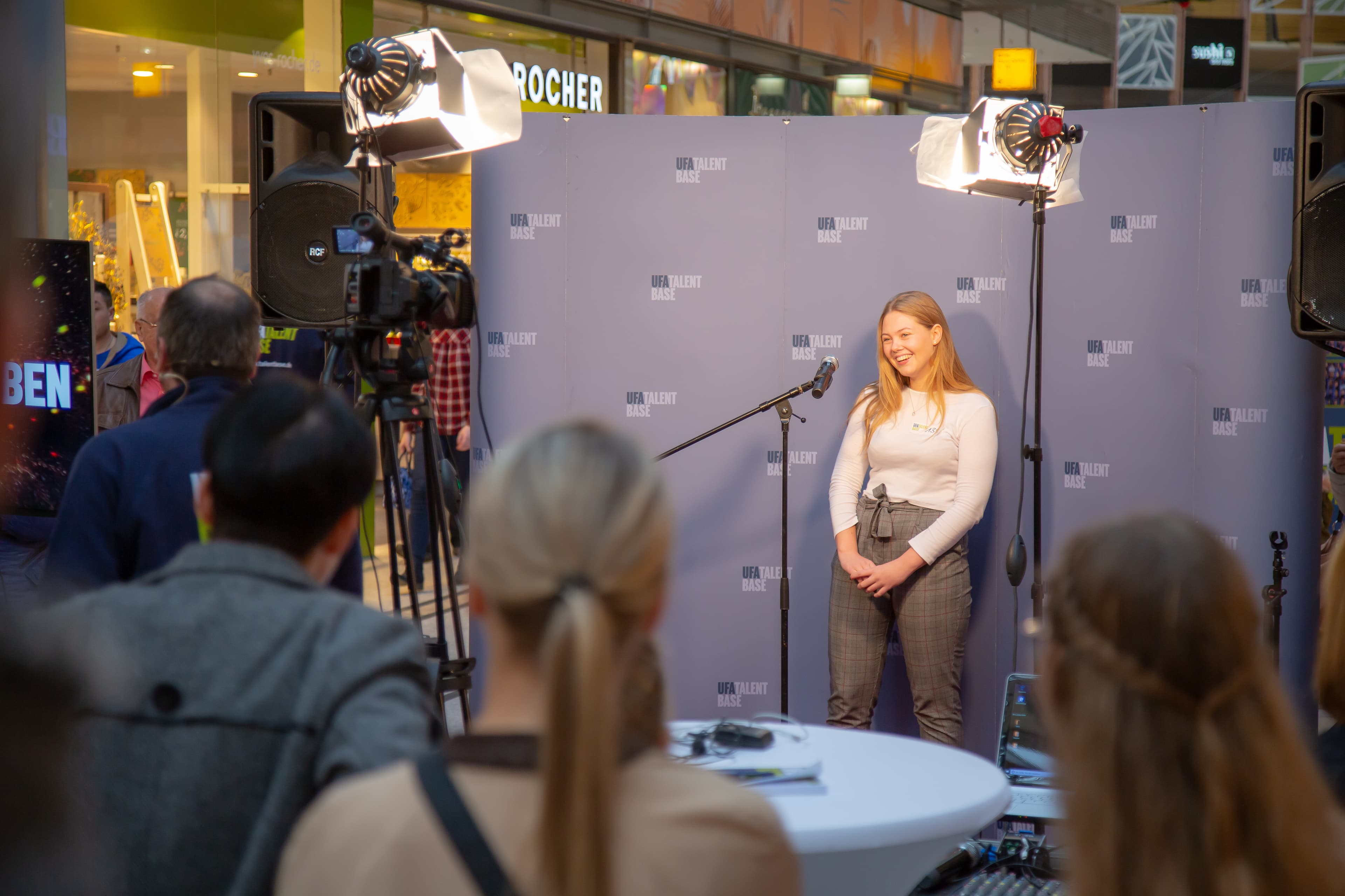 Eine junge Frau spricht bei einem Casting vor.