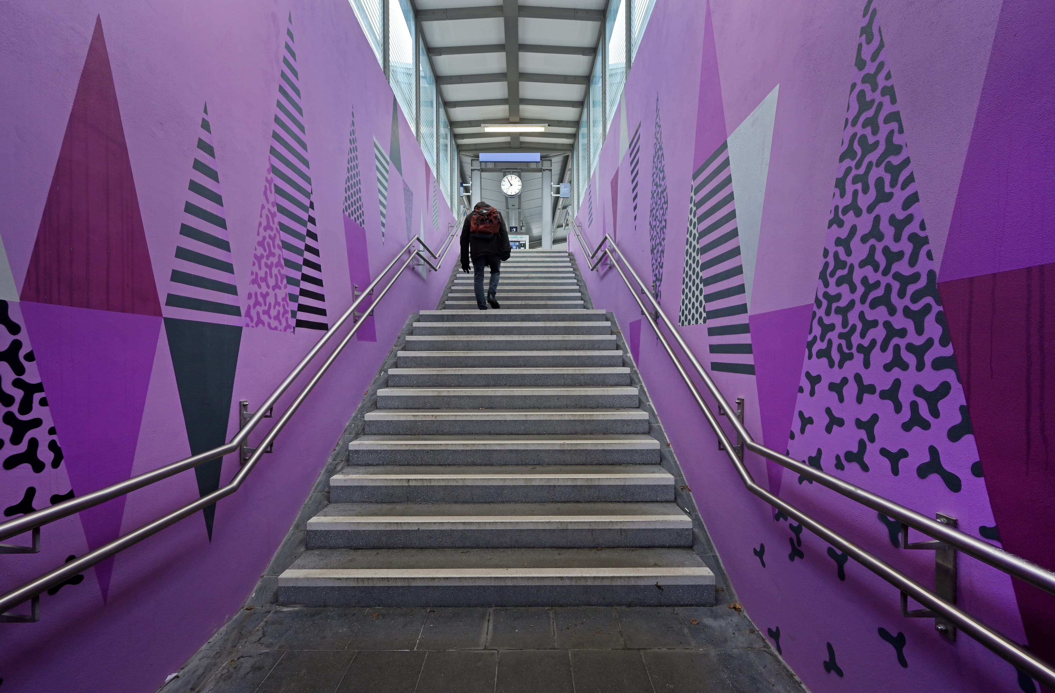 Der Blick auf den Bahnsteigzugang des Bahnhofs München St Martin Straße nach der Aufwertung im Rahmen des Konzepts Zukunftsbahnhof (ZKB) durch verschiedene bauliche und gestalterische Maßnahmen.