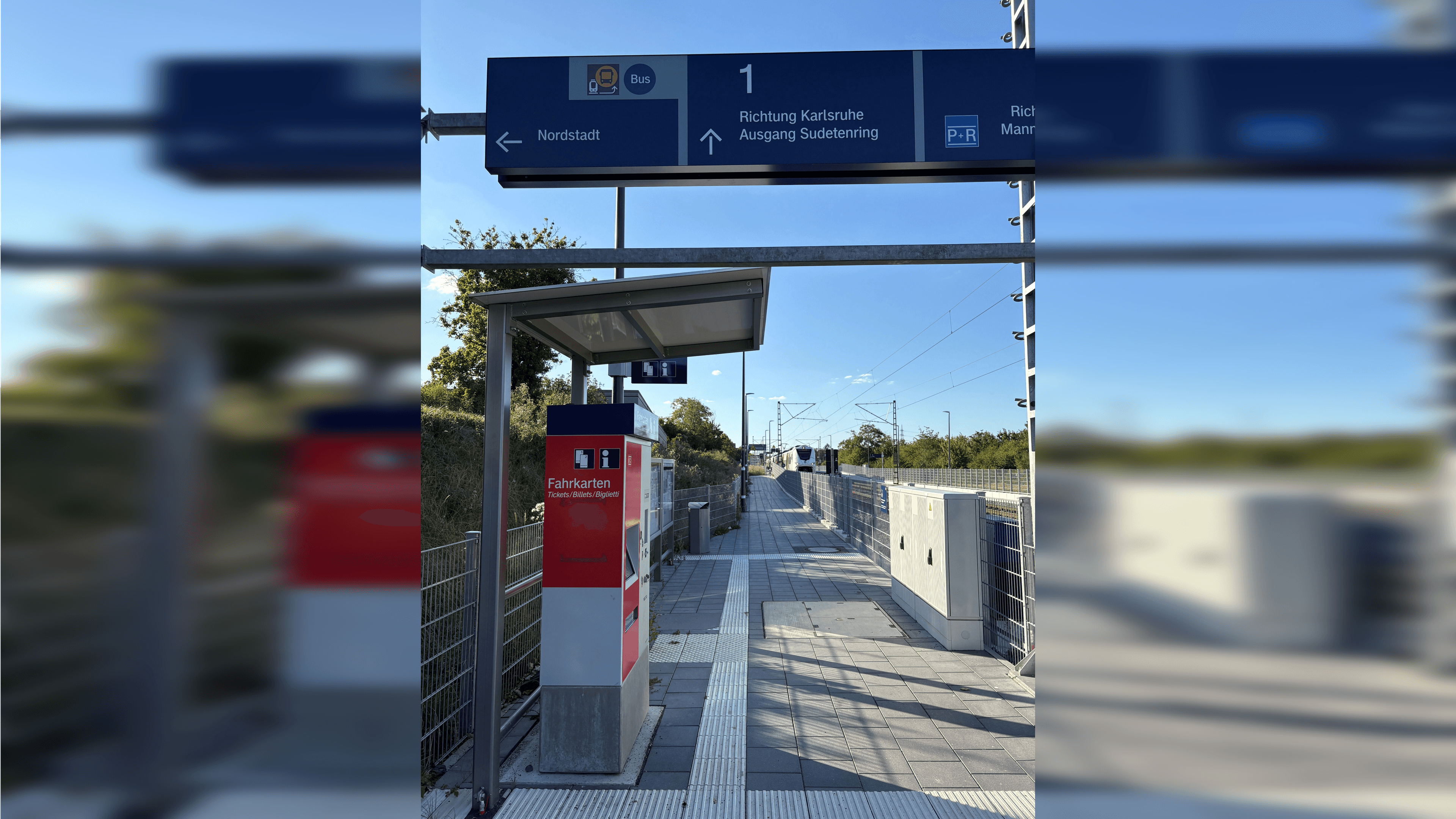 Fahrkartenautomat mit Überdachung.