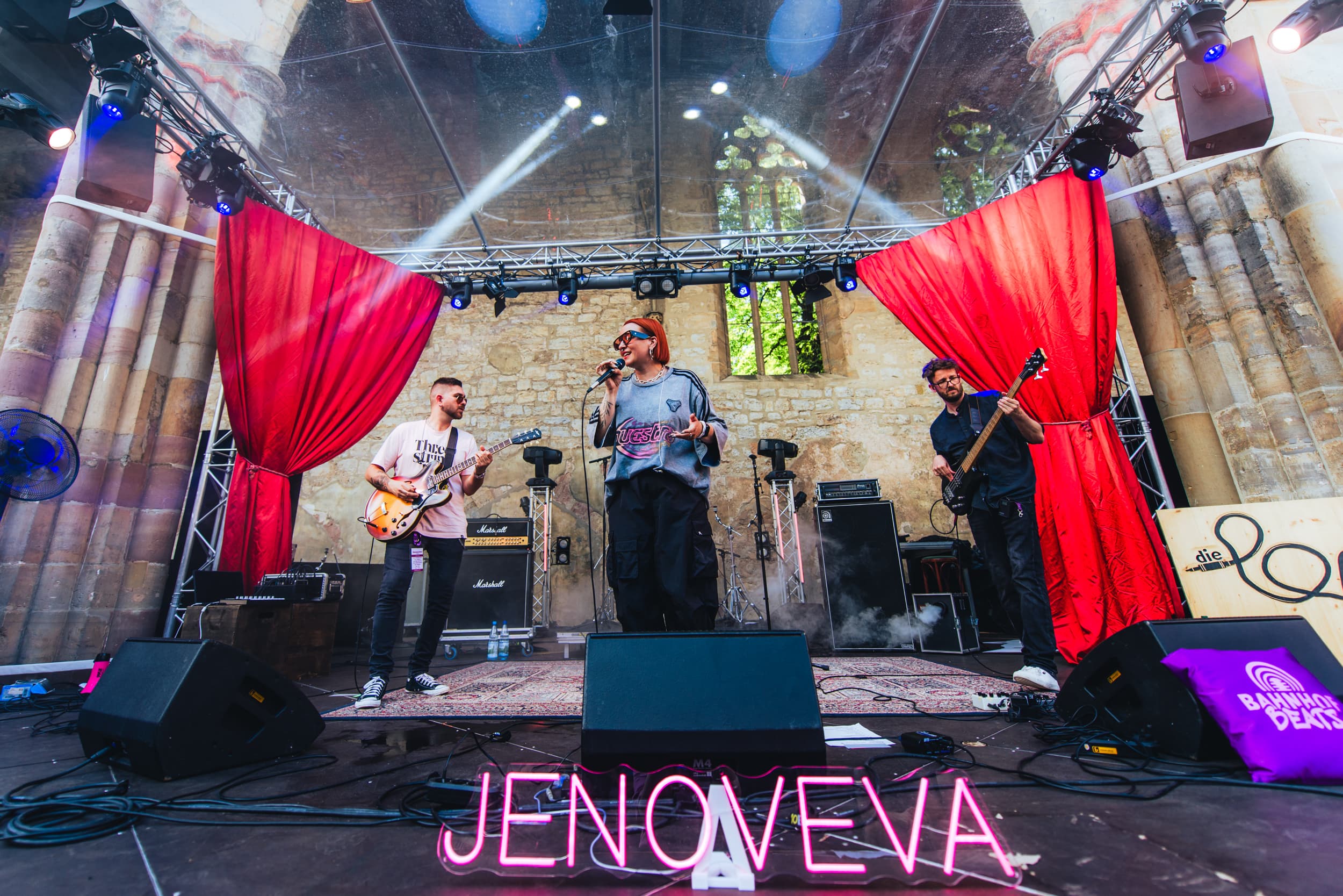 Jenoveva auf der Bühne.