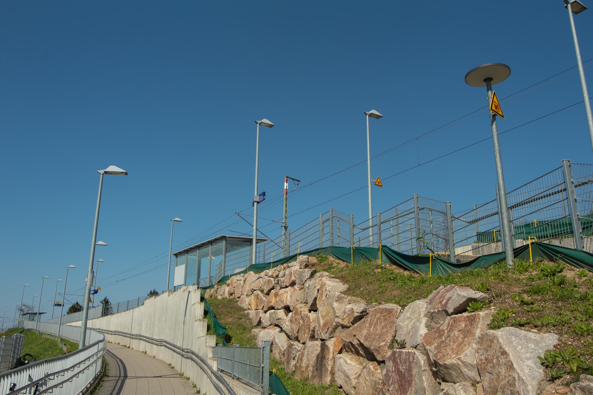 Neu gestalteter Bahnsteigzugang am Bahnhof Freiburg-Klinikum.