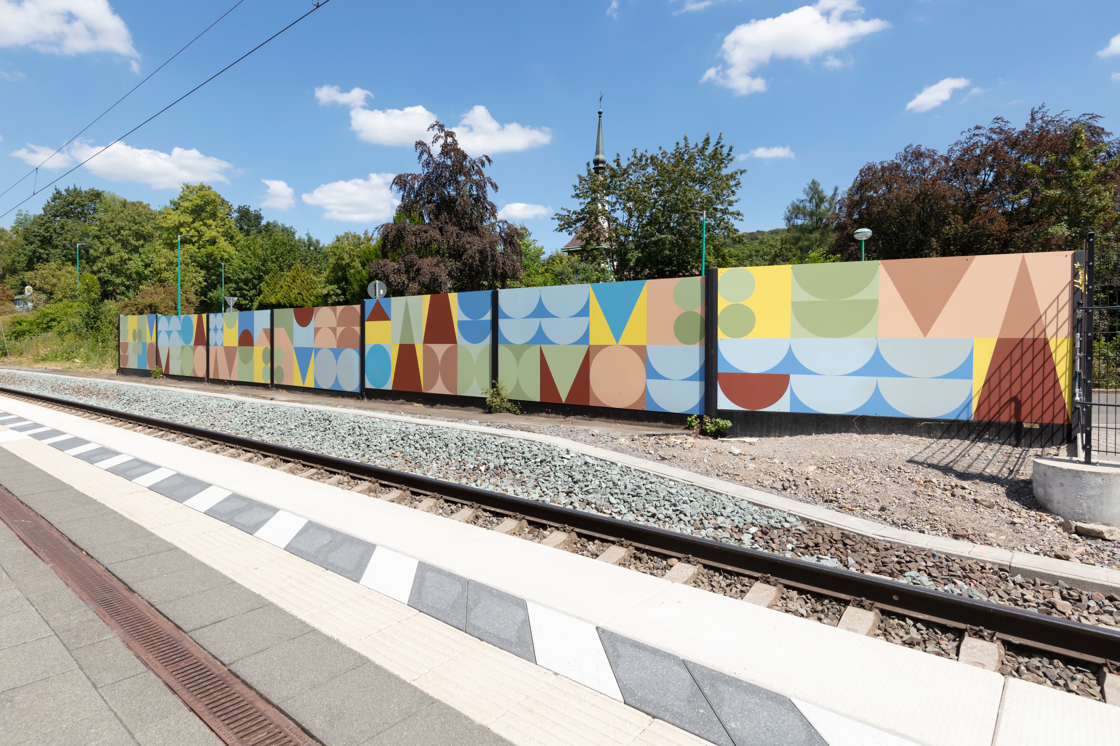 Eine neu gestaltete Sichtschutzwand am Bahnhof Ennepetal (Gevelsberg).