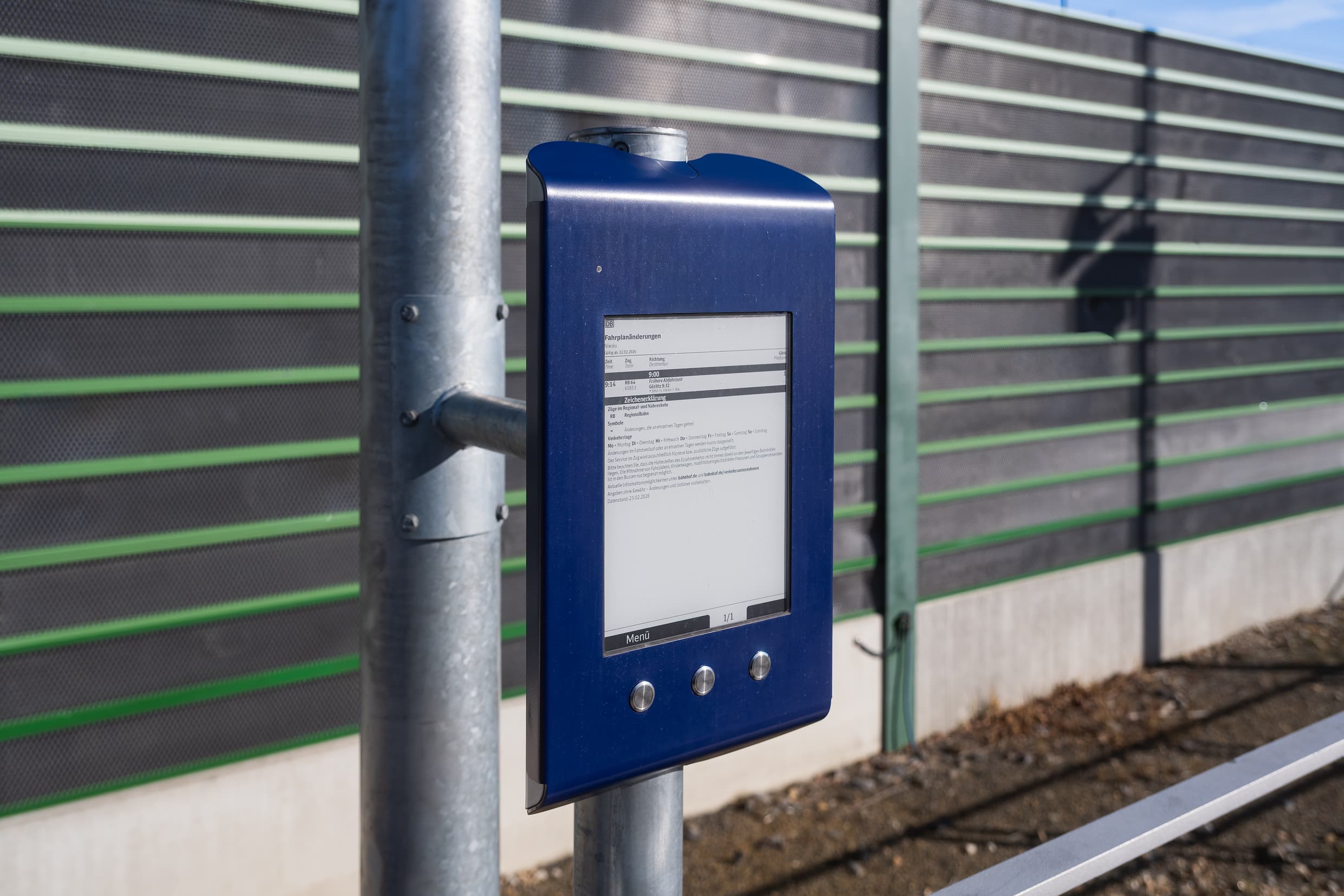 Zusätzlicher Anzeiger am Mast, der Informationen zu baubedingten Änderungen anzeigt