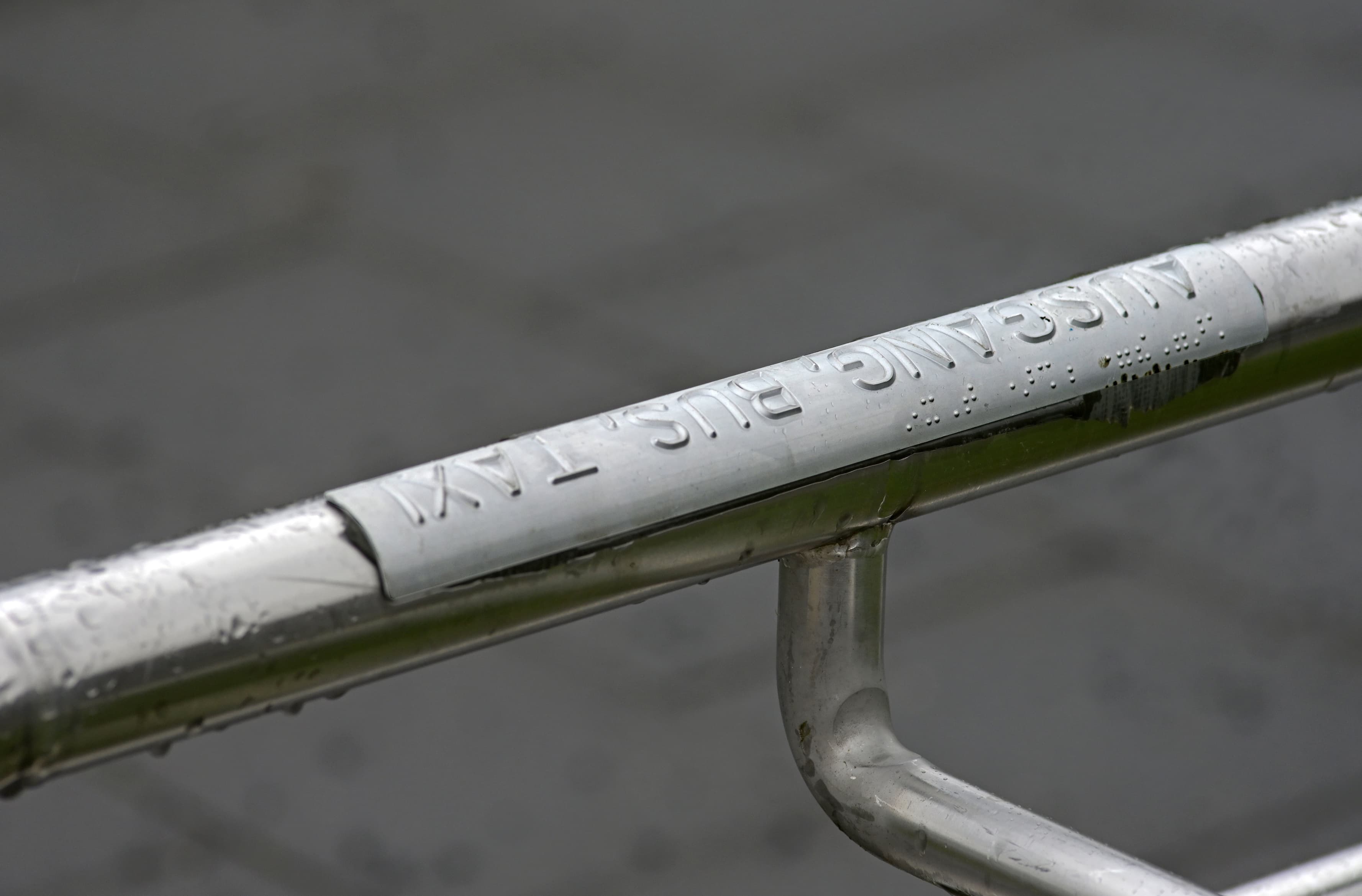 Taktiles Handlaufschild mit Brailleschrift