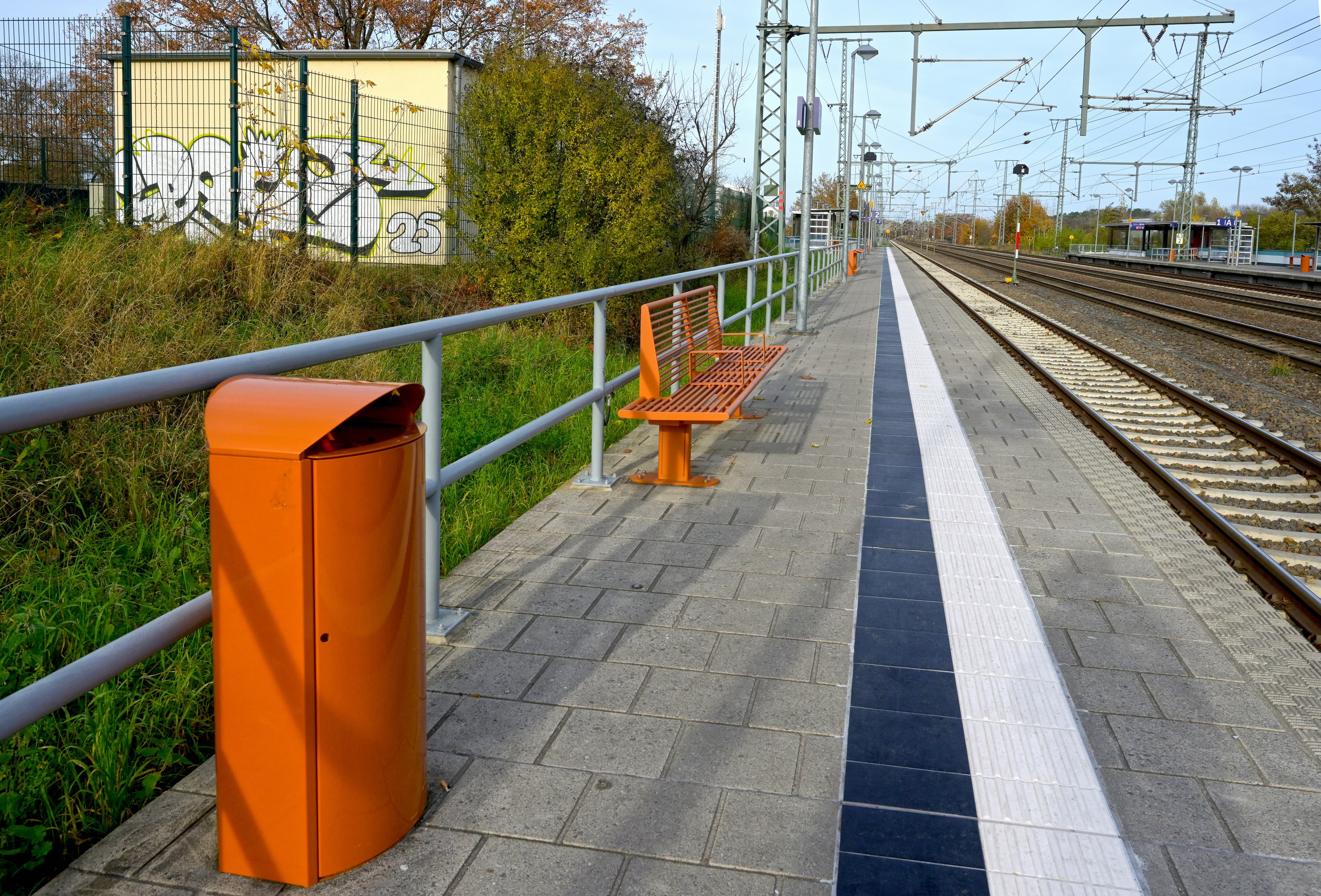 Zu sehen ist ein gereinigter Bahnsteig mit neuen Bänken und Abfallbehältern.