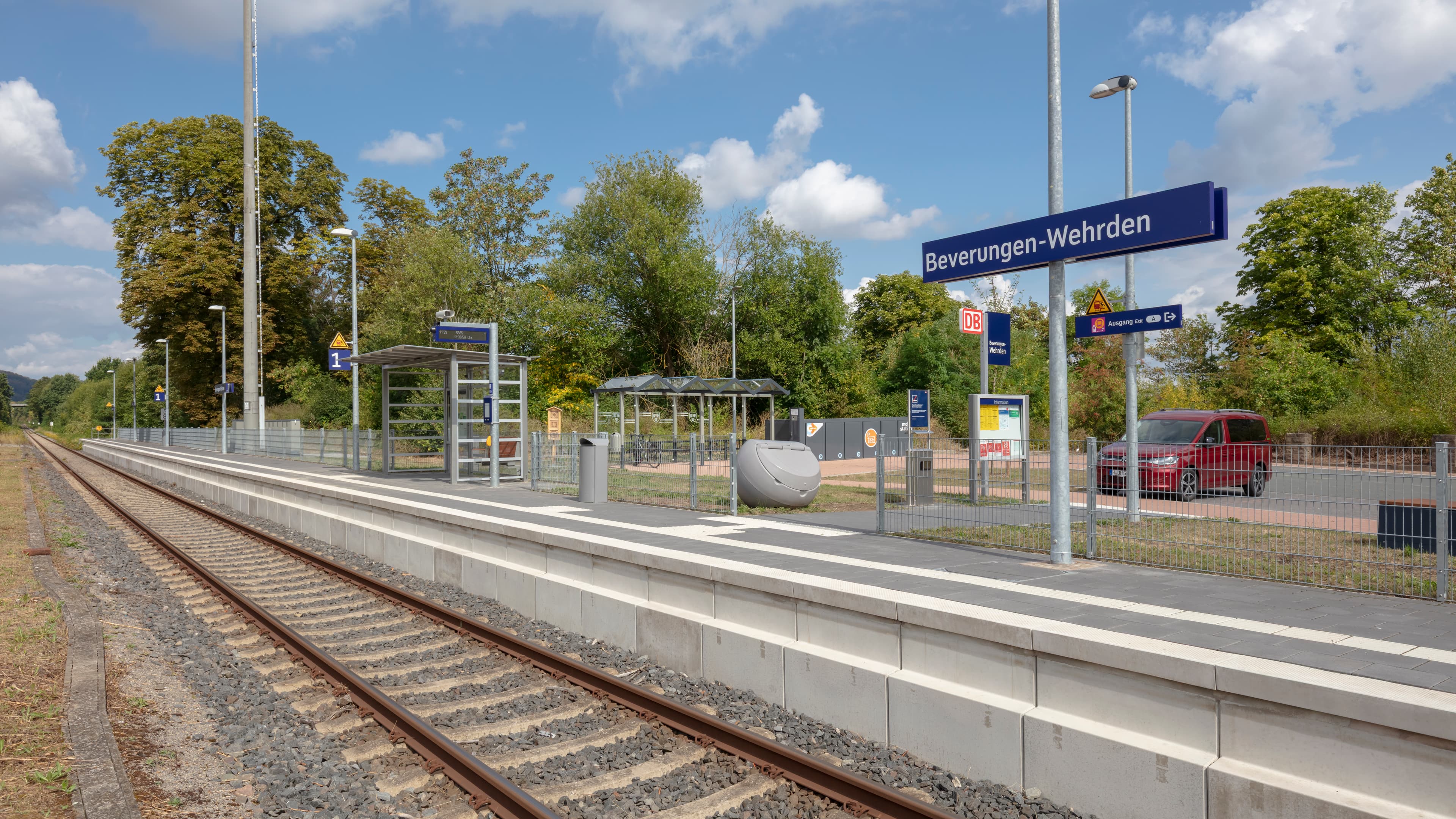 Modernisierter Bahnsteig mit neuem Wetterschutz, neuer Reisendeninformation und den neuen Sitzgelegenheiten.