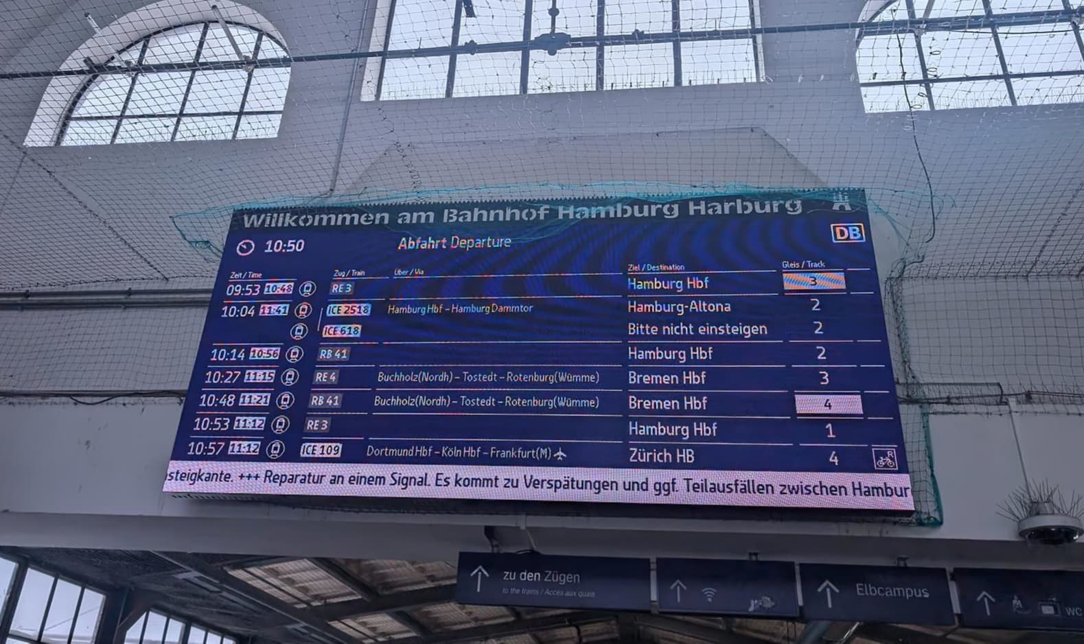 Ein großer Monitor mit Zugzielanzeigen.