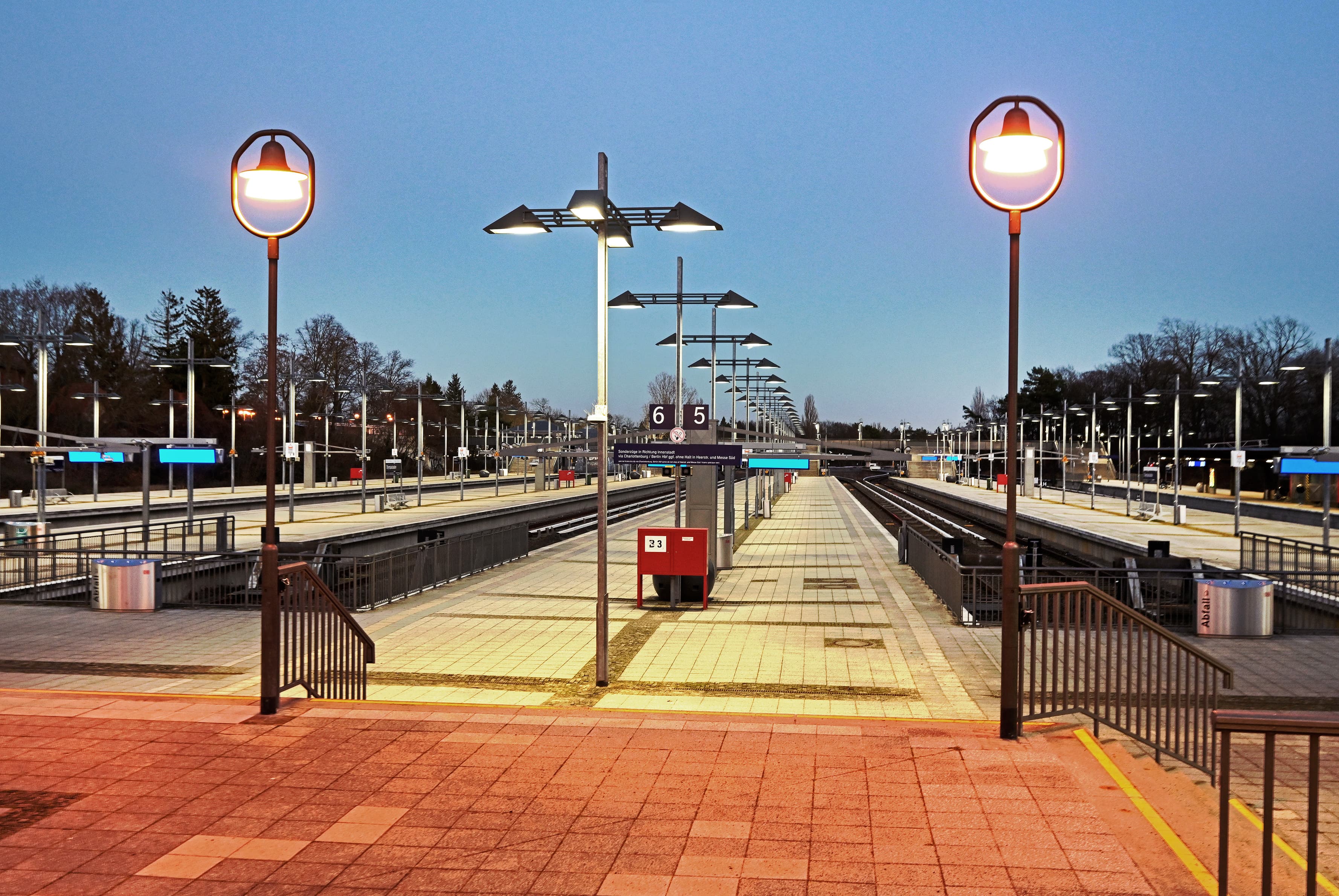 Blick auf den Bahnsteig mit Beleuchtungen