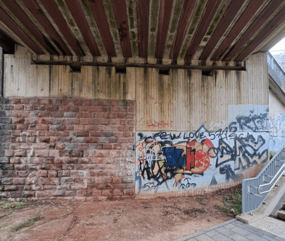 Brückenpfeiler mit Graffiti.