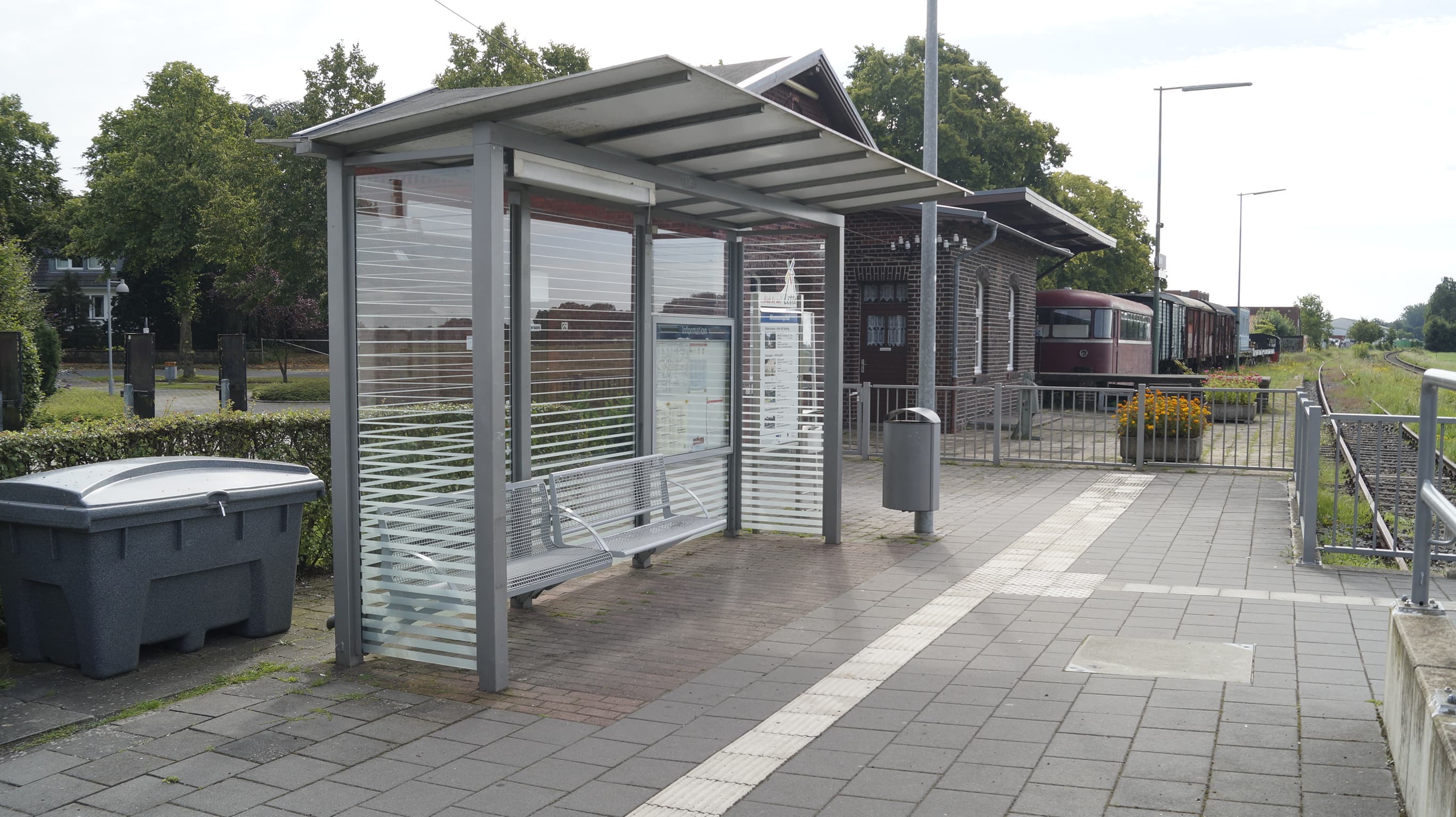 Blick auf eines der alten Wetterschutzhäuschen vor den Umbaumaßnahmen.