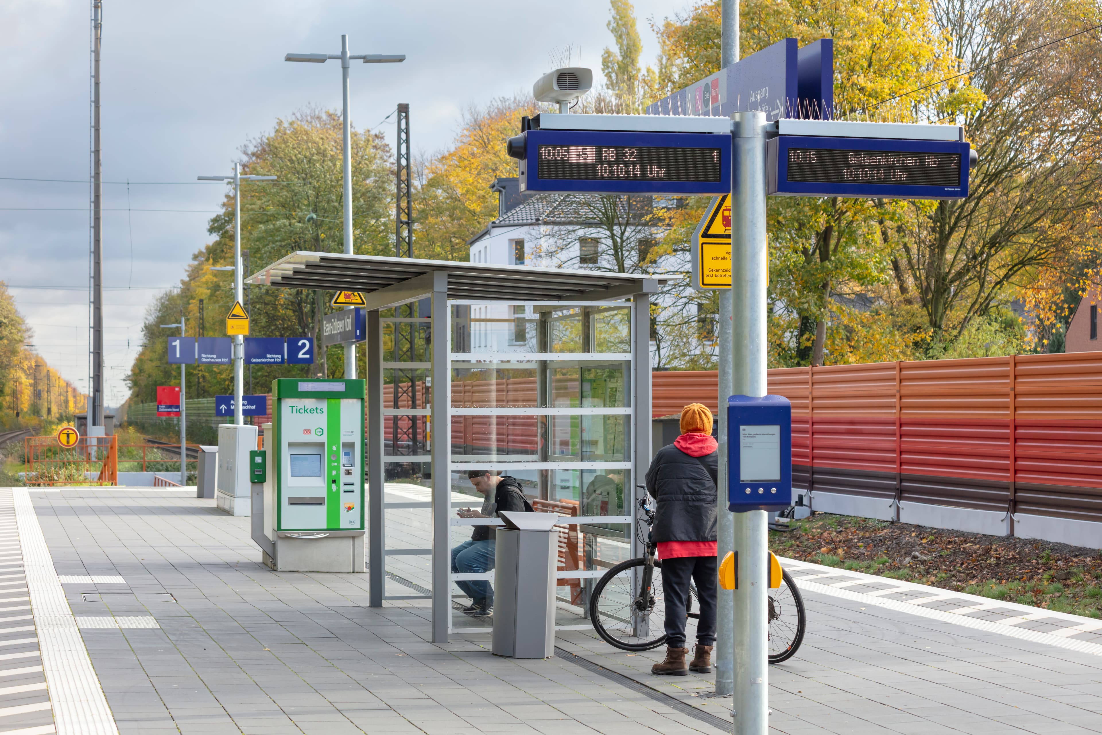 Blick auf die neue Fahrgastinformation mit einem digitalen Anzeiger Bau (zur Anzeige von Baumaßnahmen auf der Strecke). 