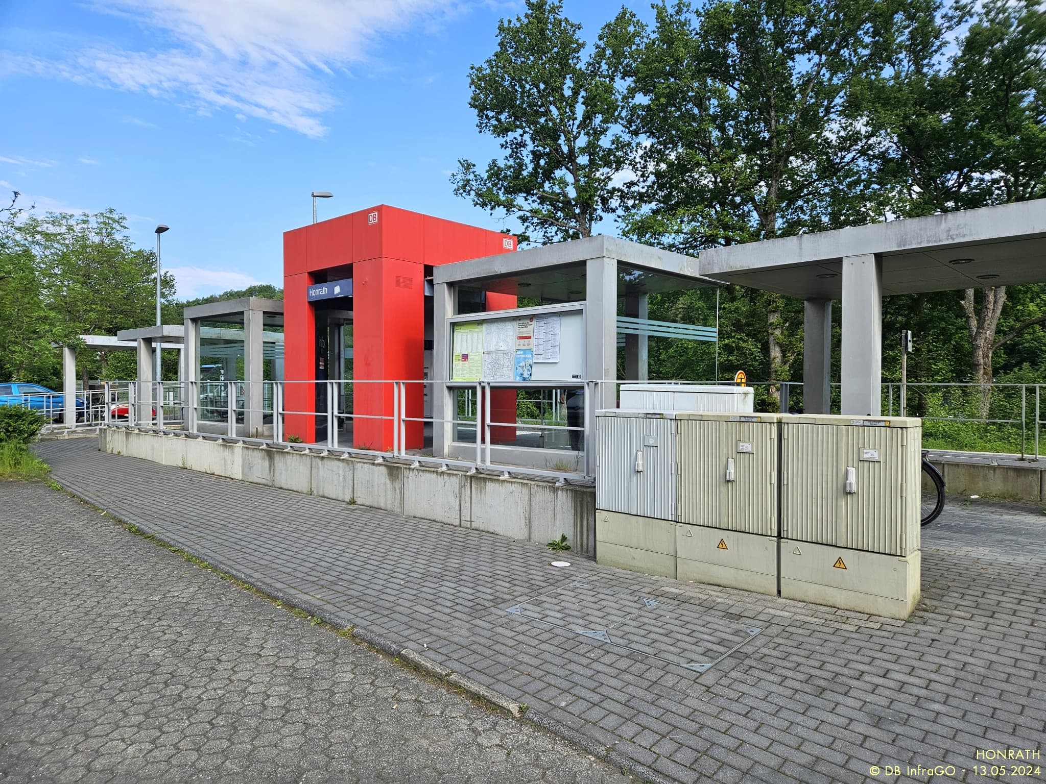 Blick auf den in die Jahre gekommenen DB-Pluspunkt vor dem Rückbau. Rechts befinden sich Verteilerkästen.