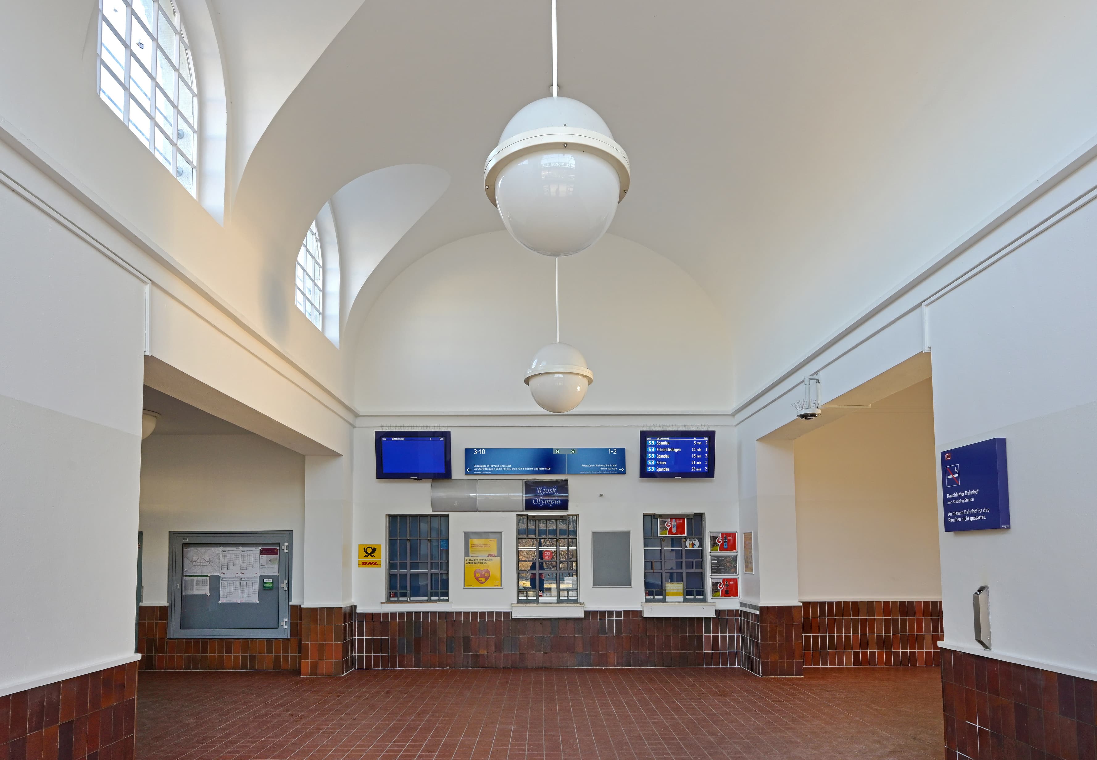Blick auf Reisendeninfromation in der Empfangshalle