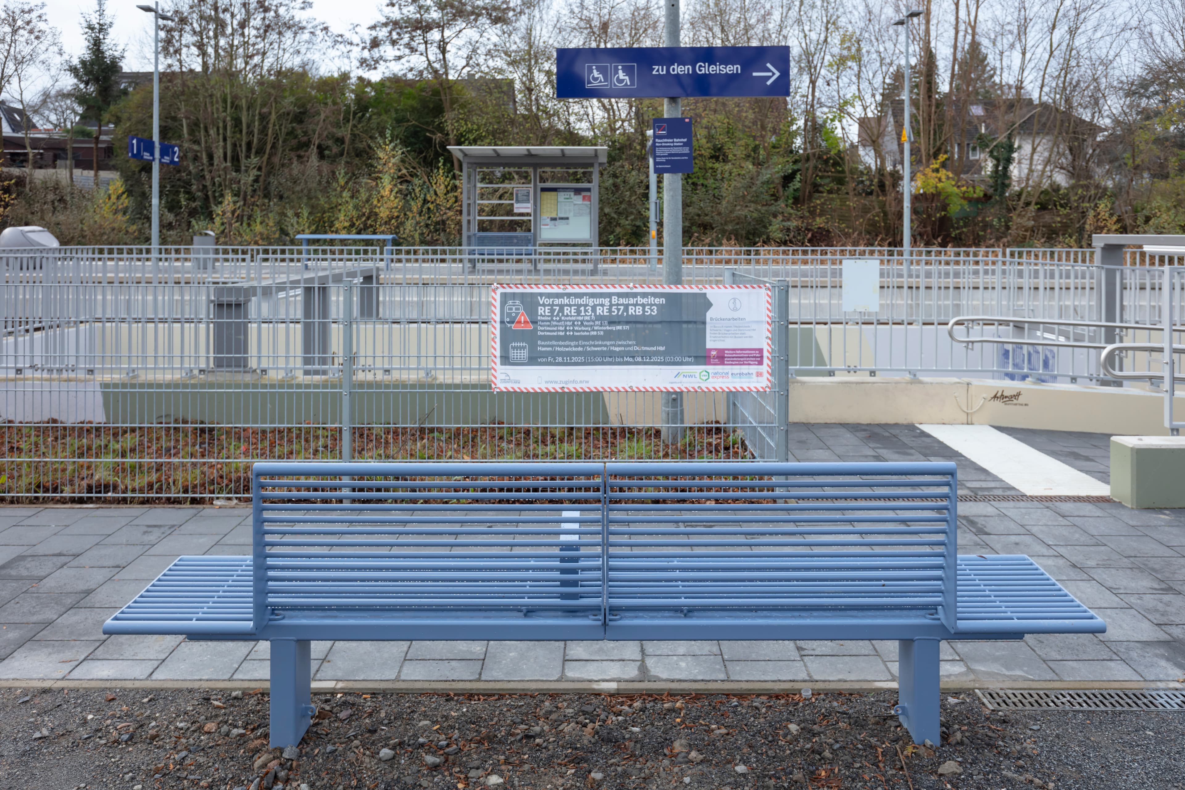 Am Bahnhofsvorplatz wurde ebenfalls eine Sitzbank im neuen Design integriert.