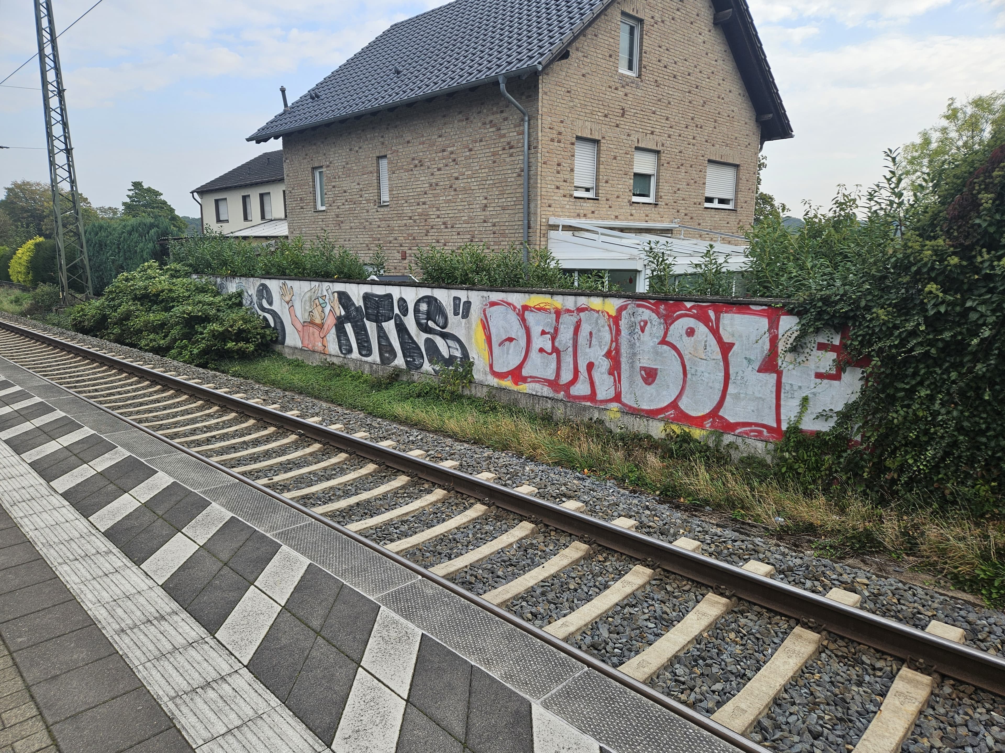 Eine alte Lärmschutzwand mit Vandalismusschäden.