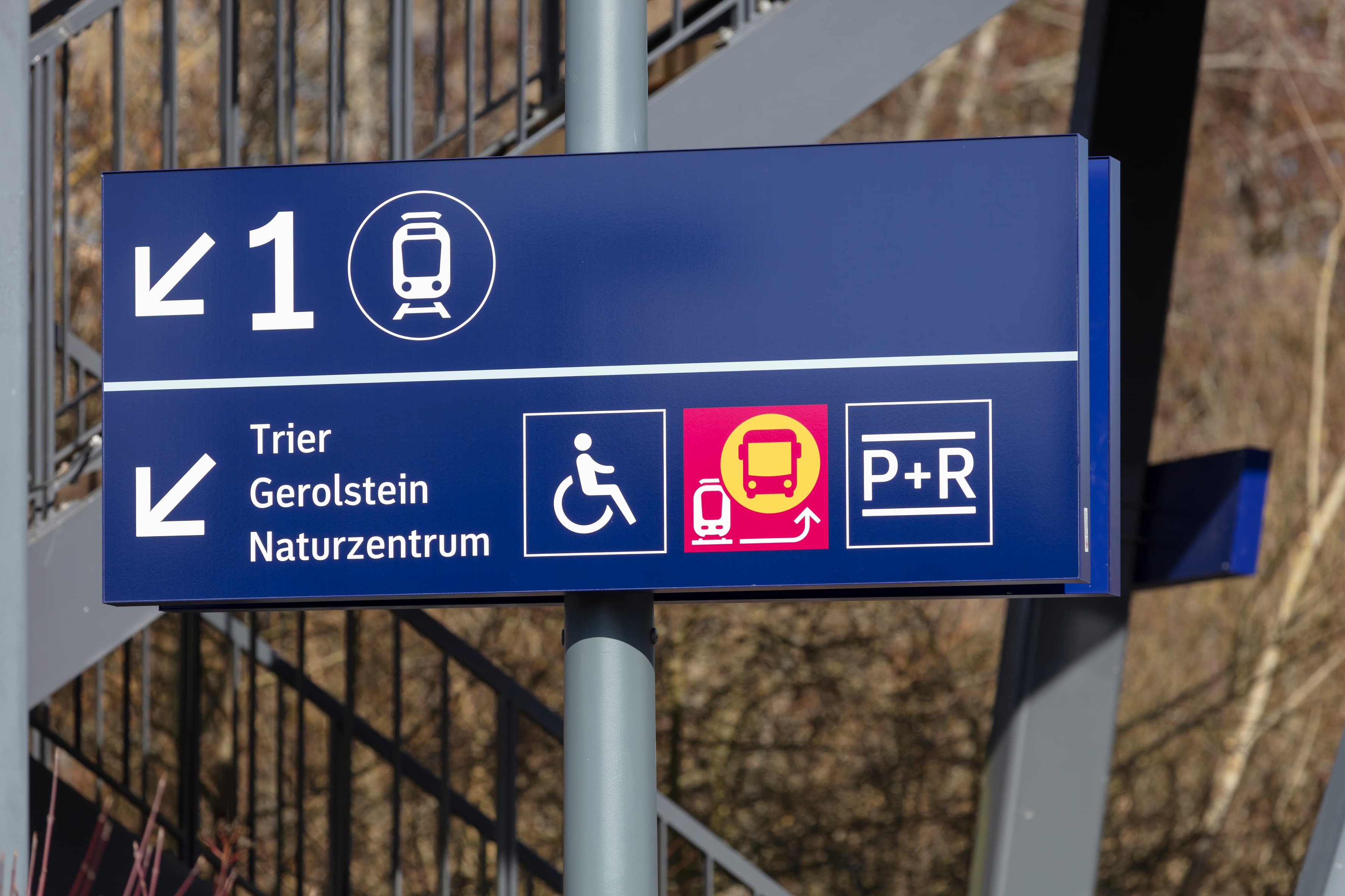 Detailaufnahme eines blauen Orientierungsschildes.