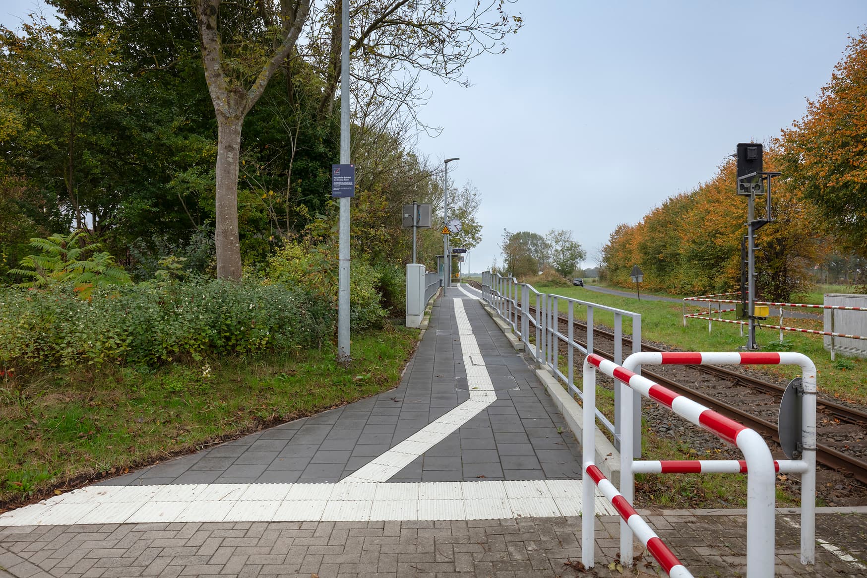 Barrierefreier Bahnsteig Zugang mittels einer Rampe und taktilem Leitsystem.