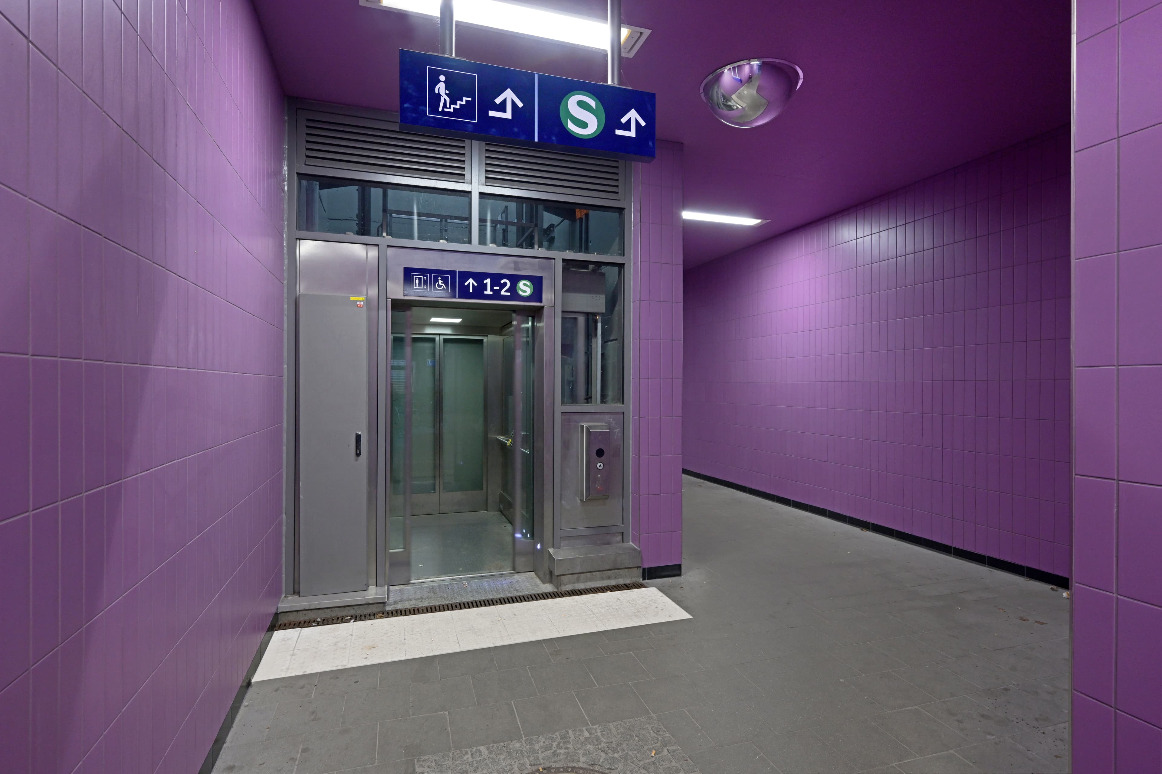 Der Blick auf den Aufzug des Bahnhofs München St.-Martin-Straße nach der Aufwertung im Rahmen des Konzepts Zukunftsbahnhof (ZKB) durch einen neuen Fliesenspiegel.