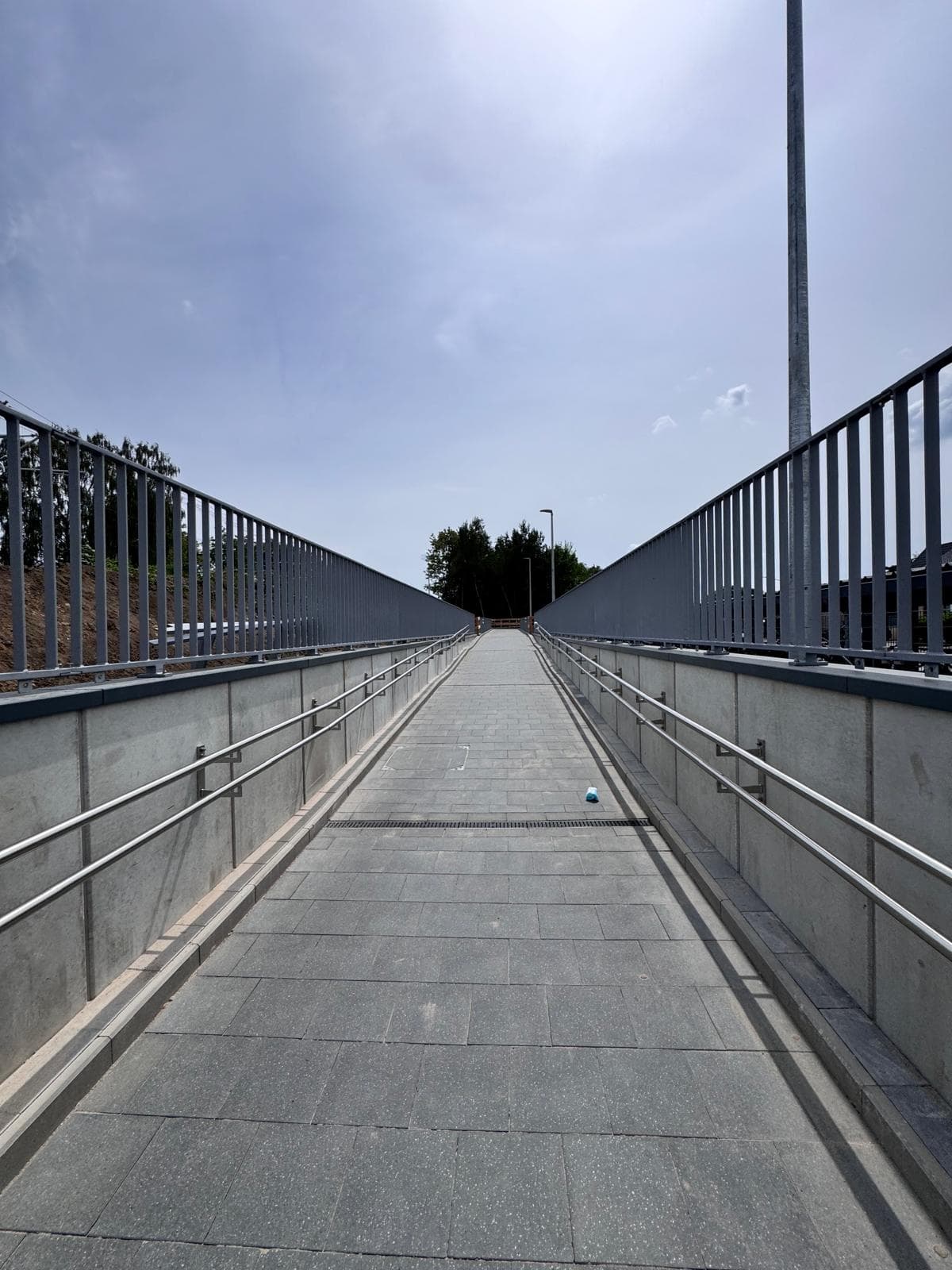 Die Rampe von und zu einem Bahnsteig.