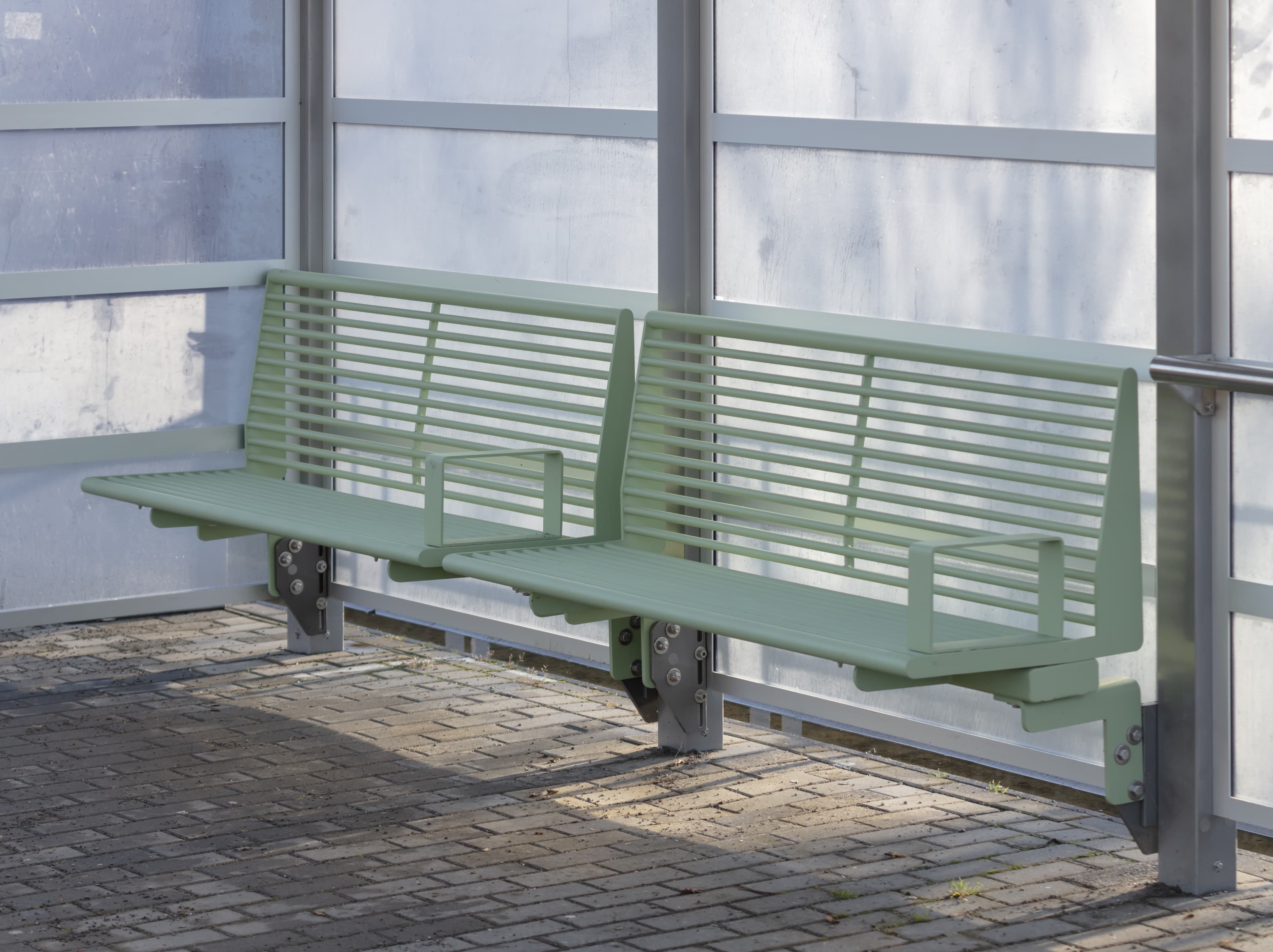 Blick auf die modernen und sehr komfortablen Sitzbänke unter dem Wetterschutz.