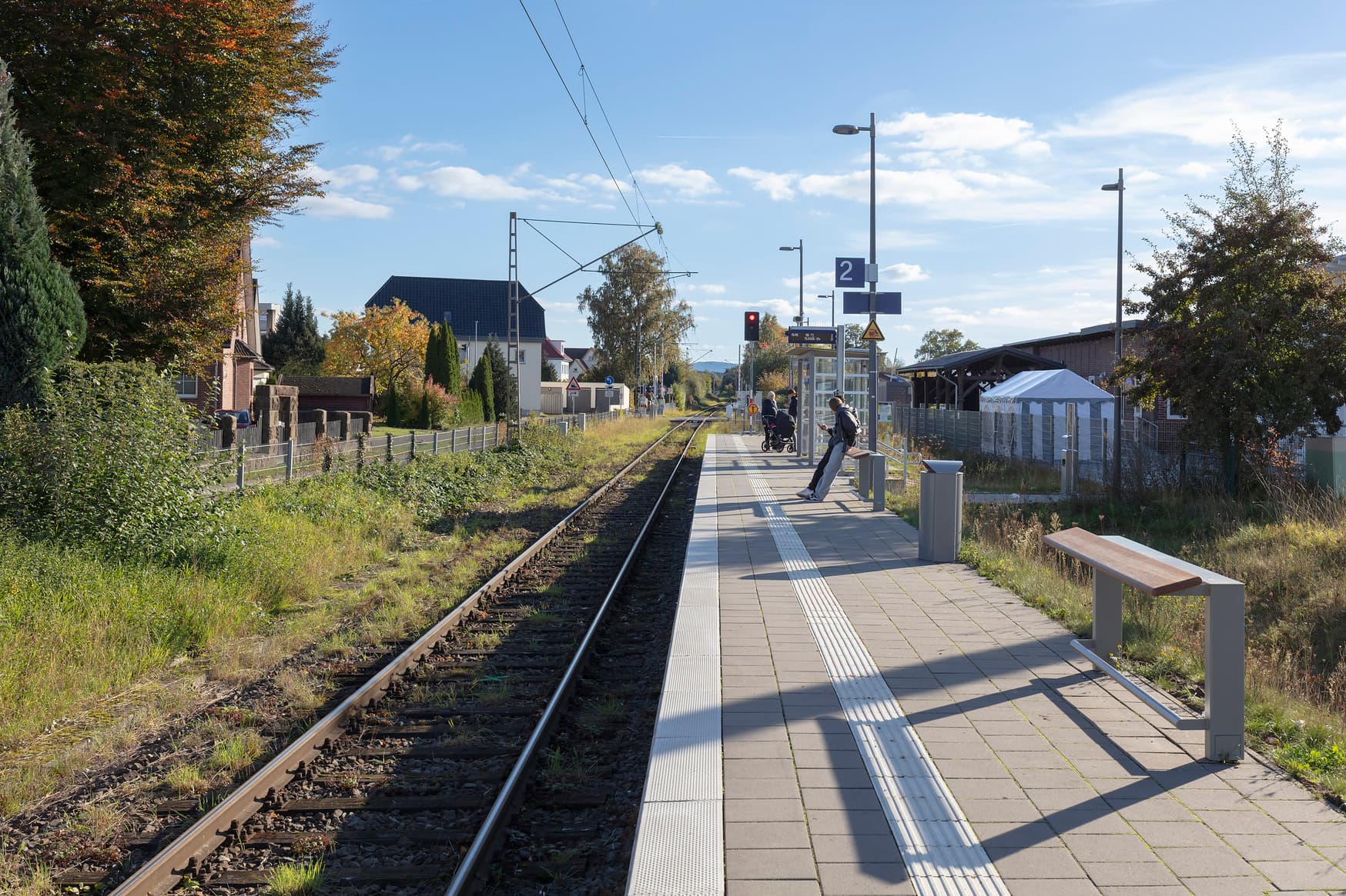 Ein Bahnsteig 2 mit unbenutzten und benutzten Anlehnern.